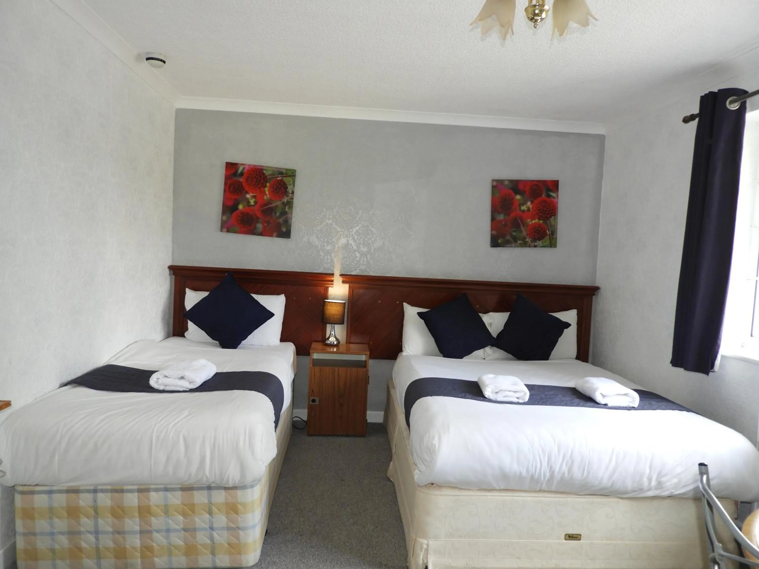 Bed in All Seasons Gatwick Guest House & Parking