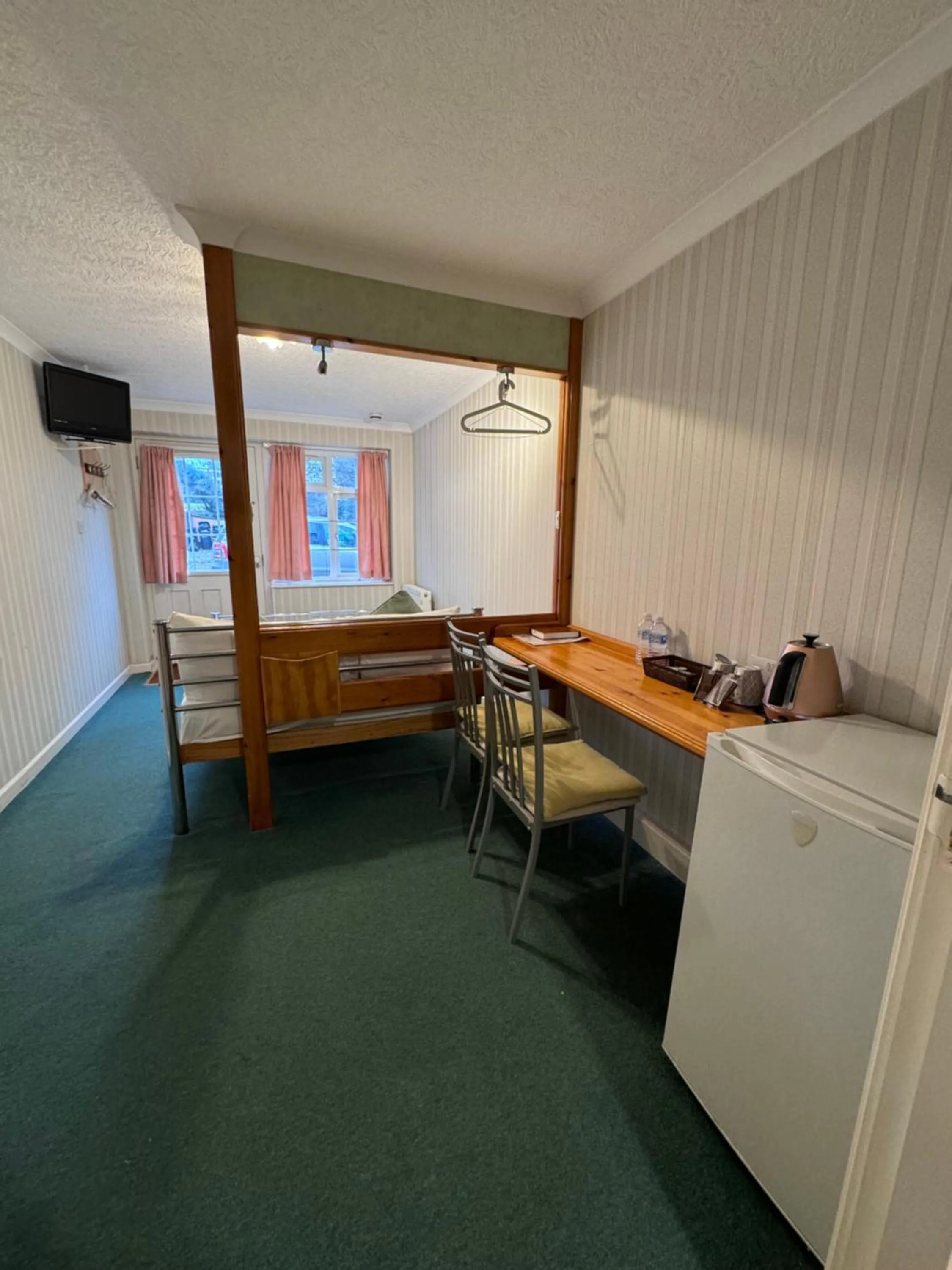 Bedroom in All Seasons Gatwick Guest House & Parking