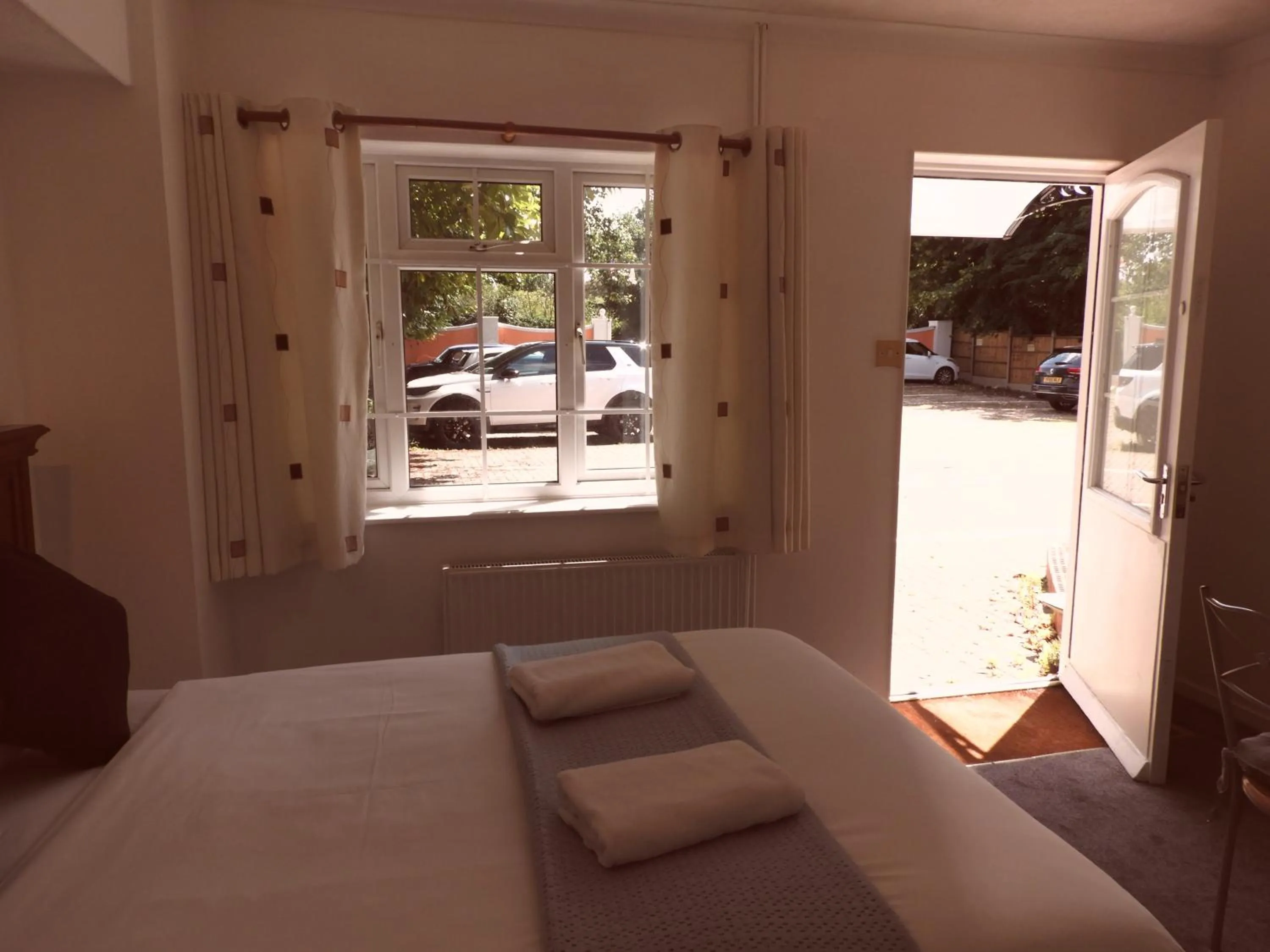 View (from property/room), Bed in All Seasons Gatwick Guest House & Parking