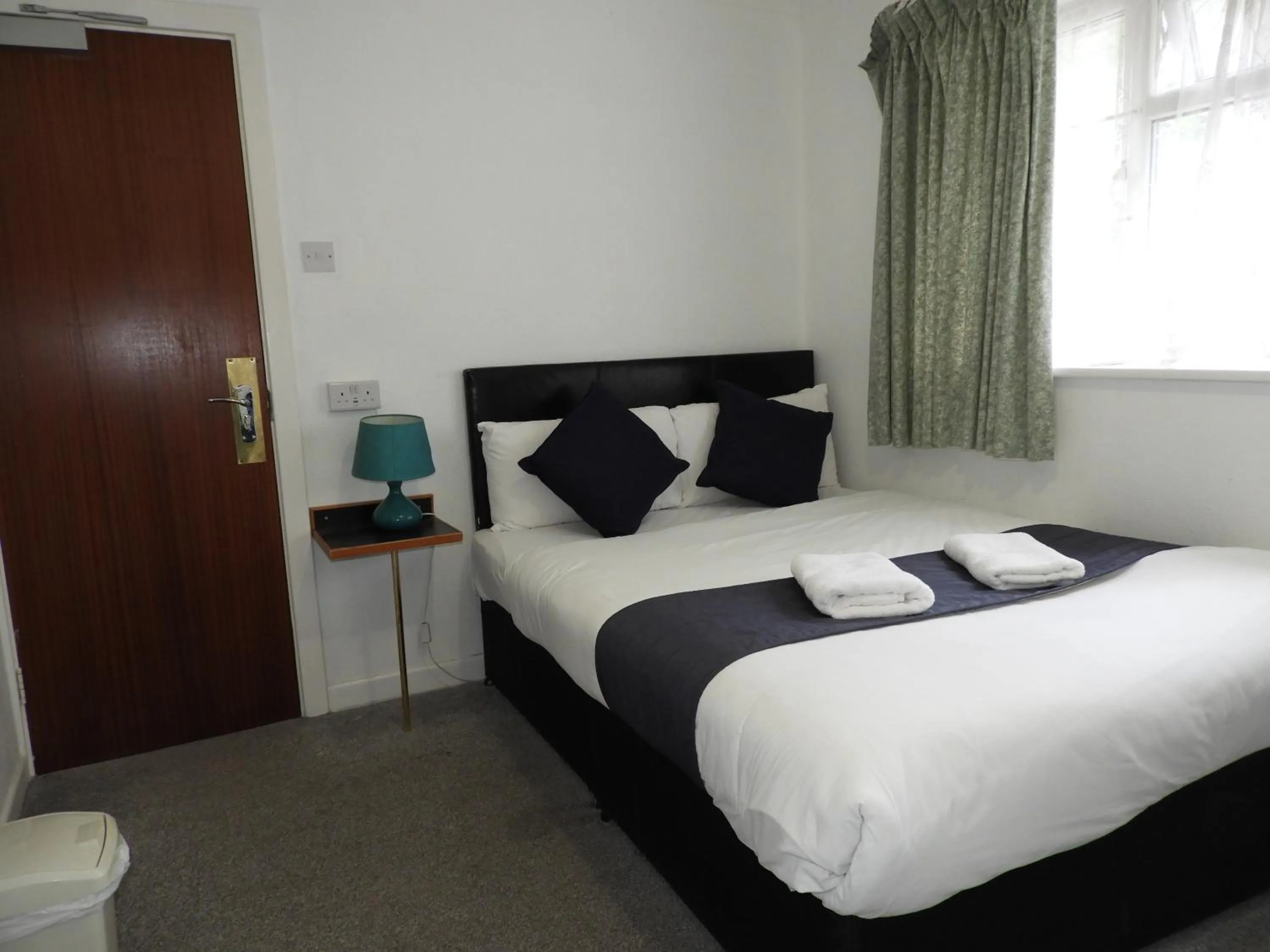 Bed in All Seasons Gatwick Guest House & Parking