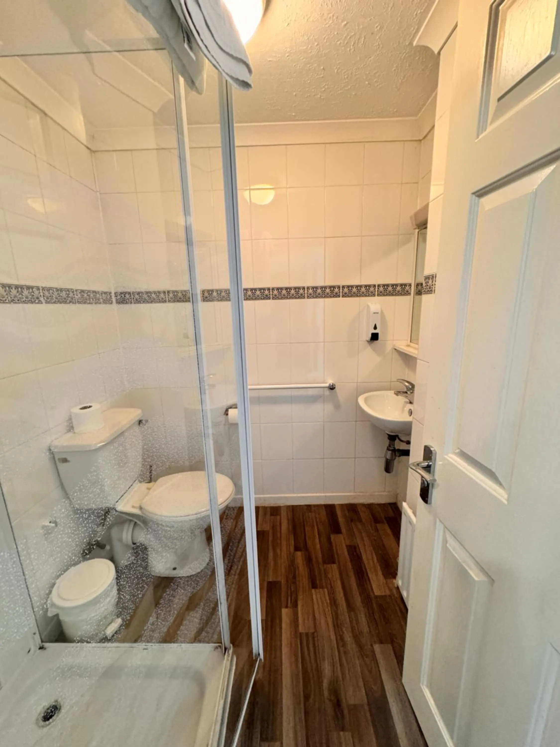 Shower in All Seasons Gatwick Guest House & Parking