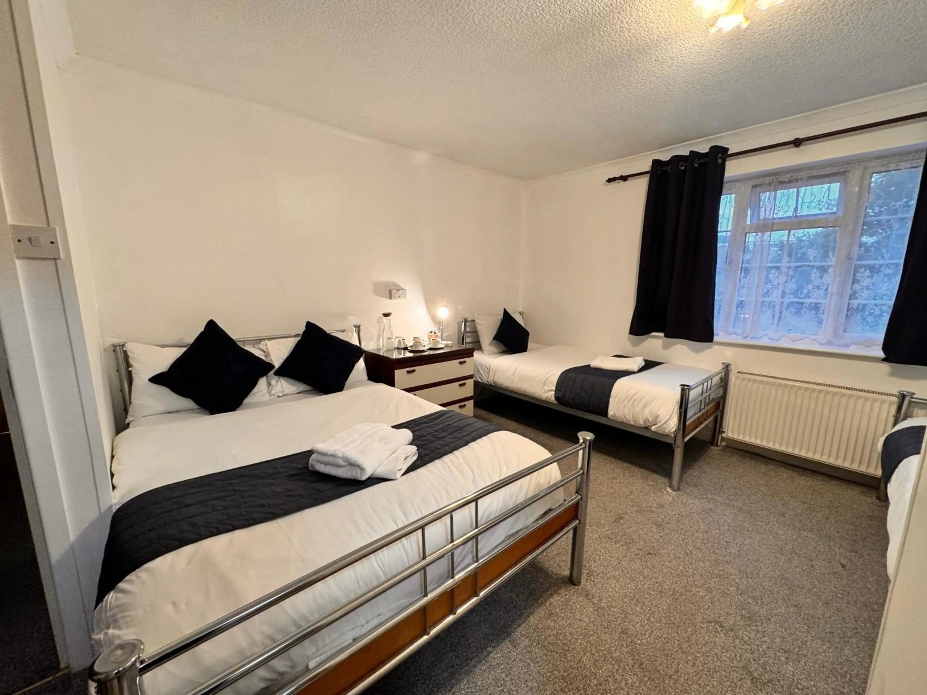 Photo of the whole room, Bed in All Seasons Gatwick Guest House & Parking