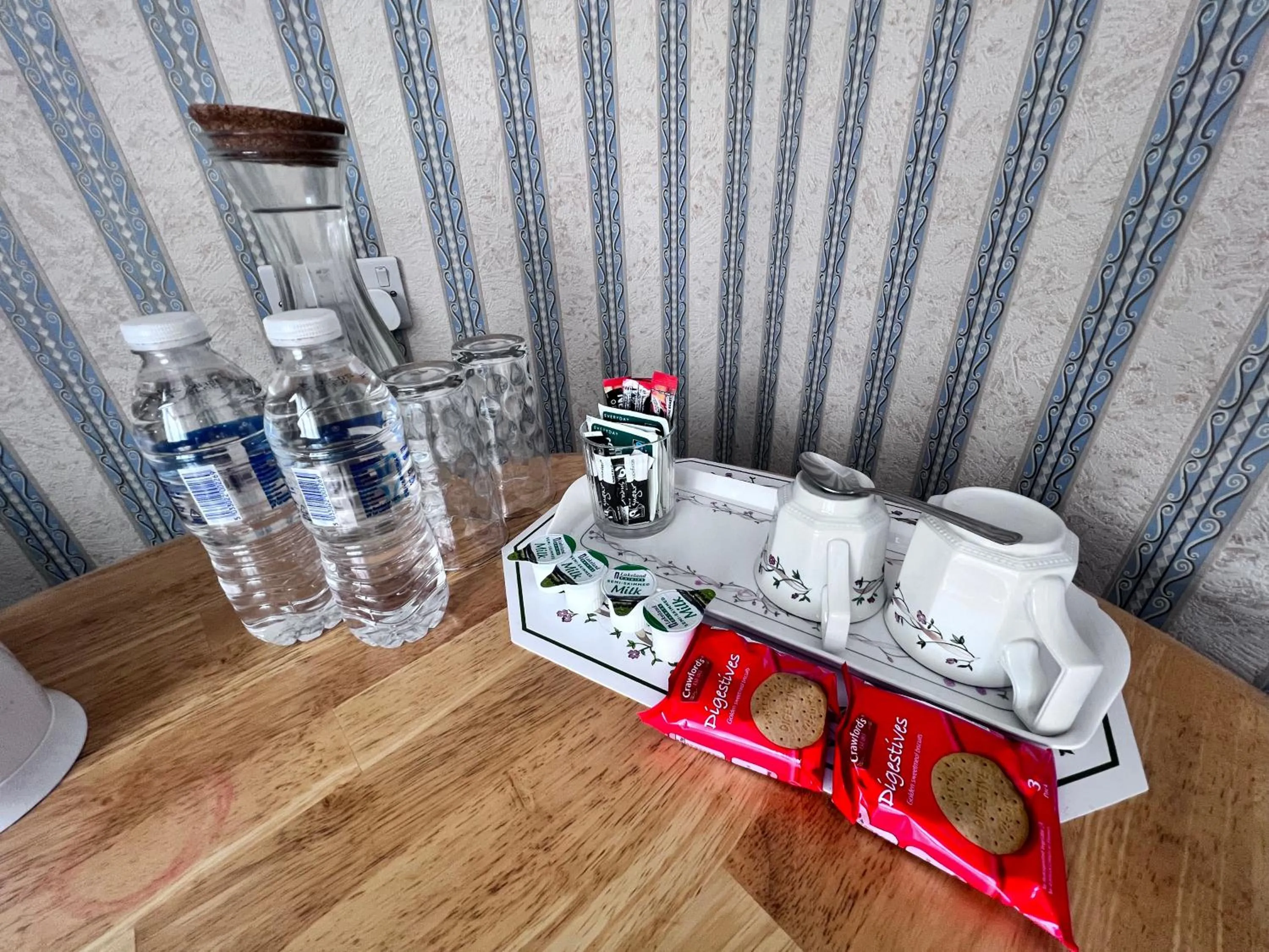 Coffee/tea facilities in All Seasons Gatwick Guest House & Parking