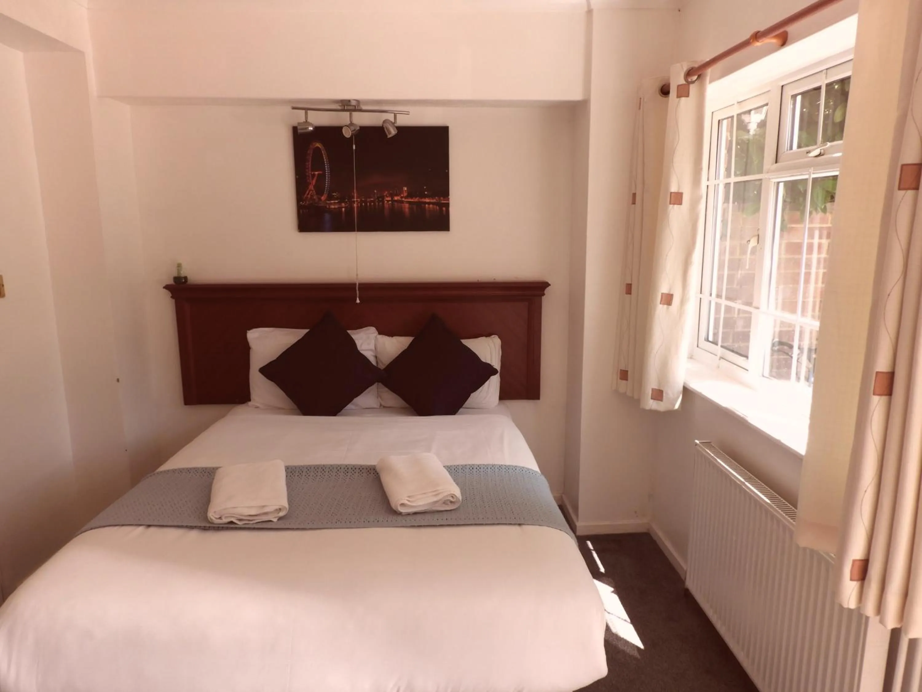 Bed in All Seasons Gatwick Guest House & Parking