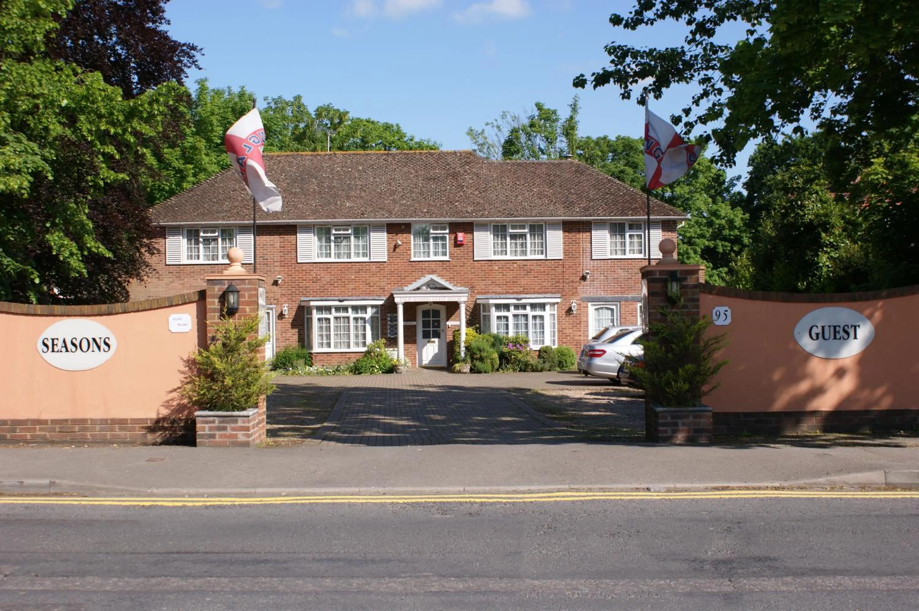 Property building in All Seasons Gatwick Guest House & Parking