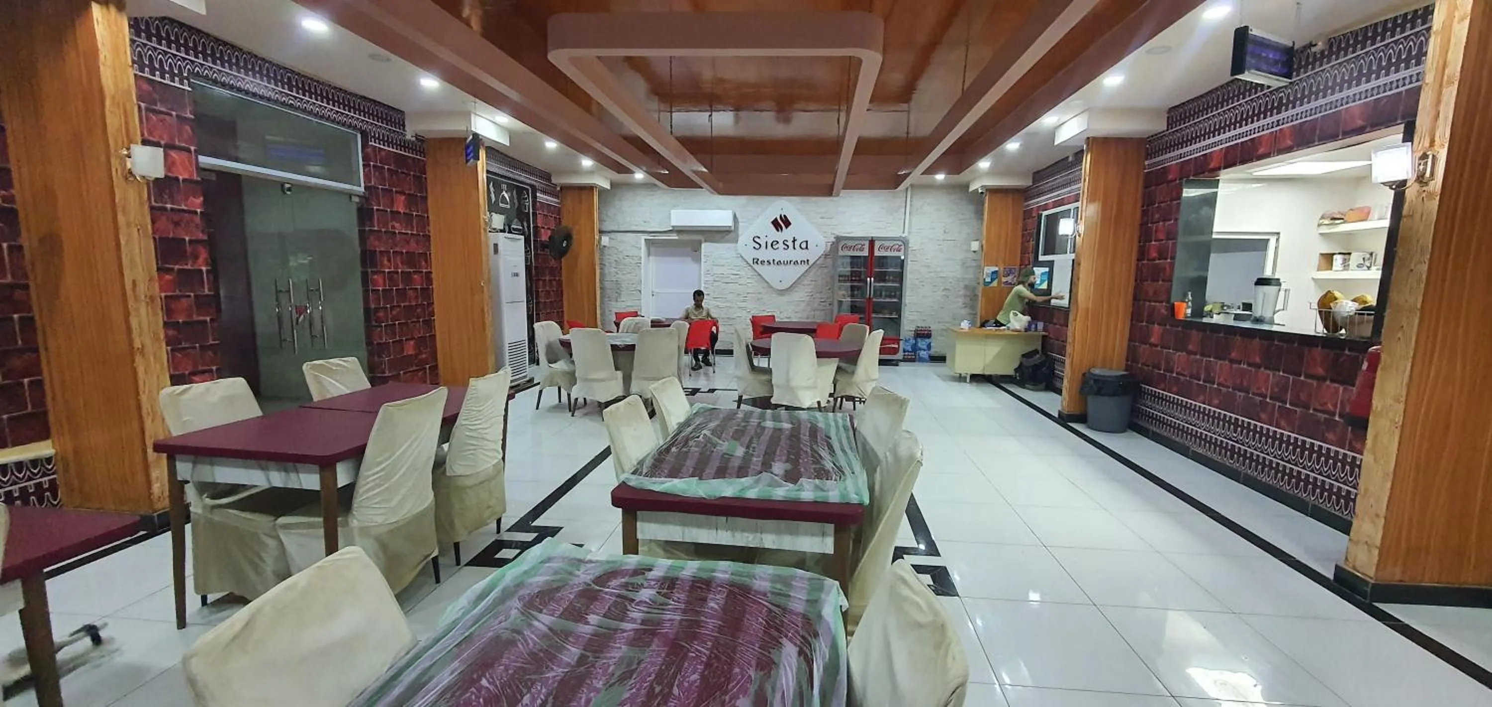 Restaurant/places to eat in SIESTA HOTEL