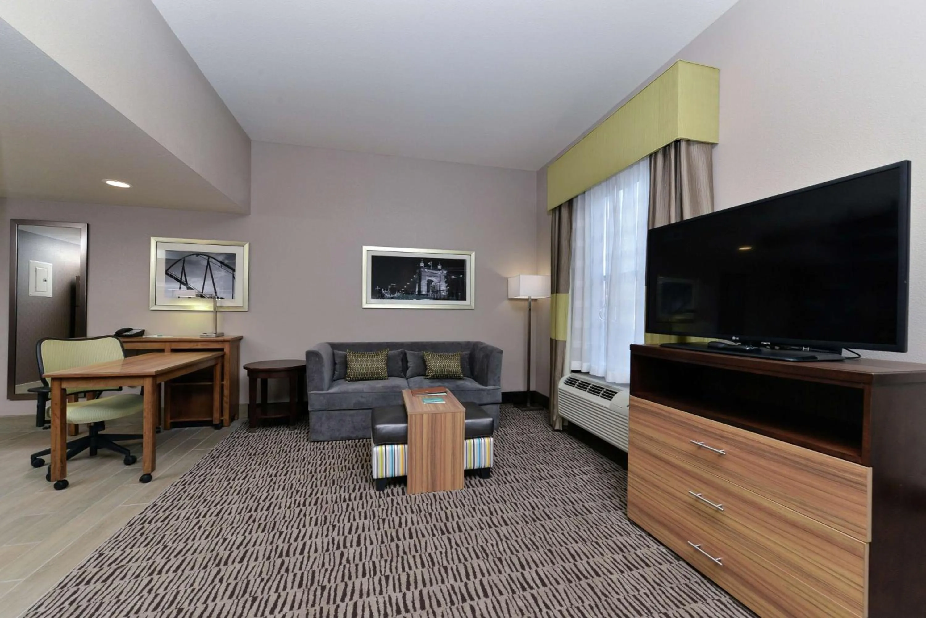 Bedroom in Homewood Suites by Hilton Cincinnati/Mason