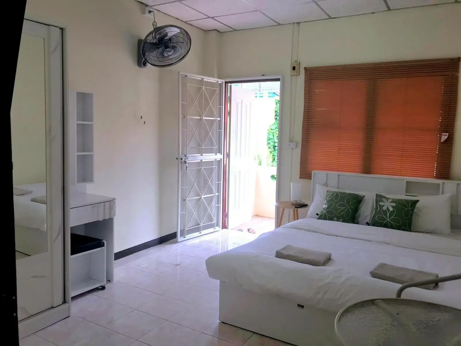 Budget Single Room - single occupancy in S.P.C Apartment by Brodderud Budget Single Room - single occupancy in S.P.C Apartment by Brodderud