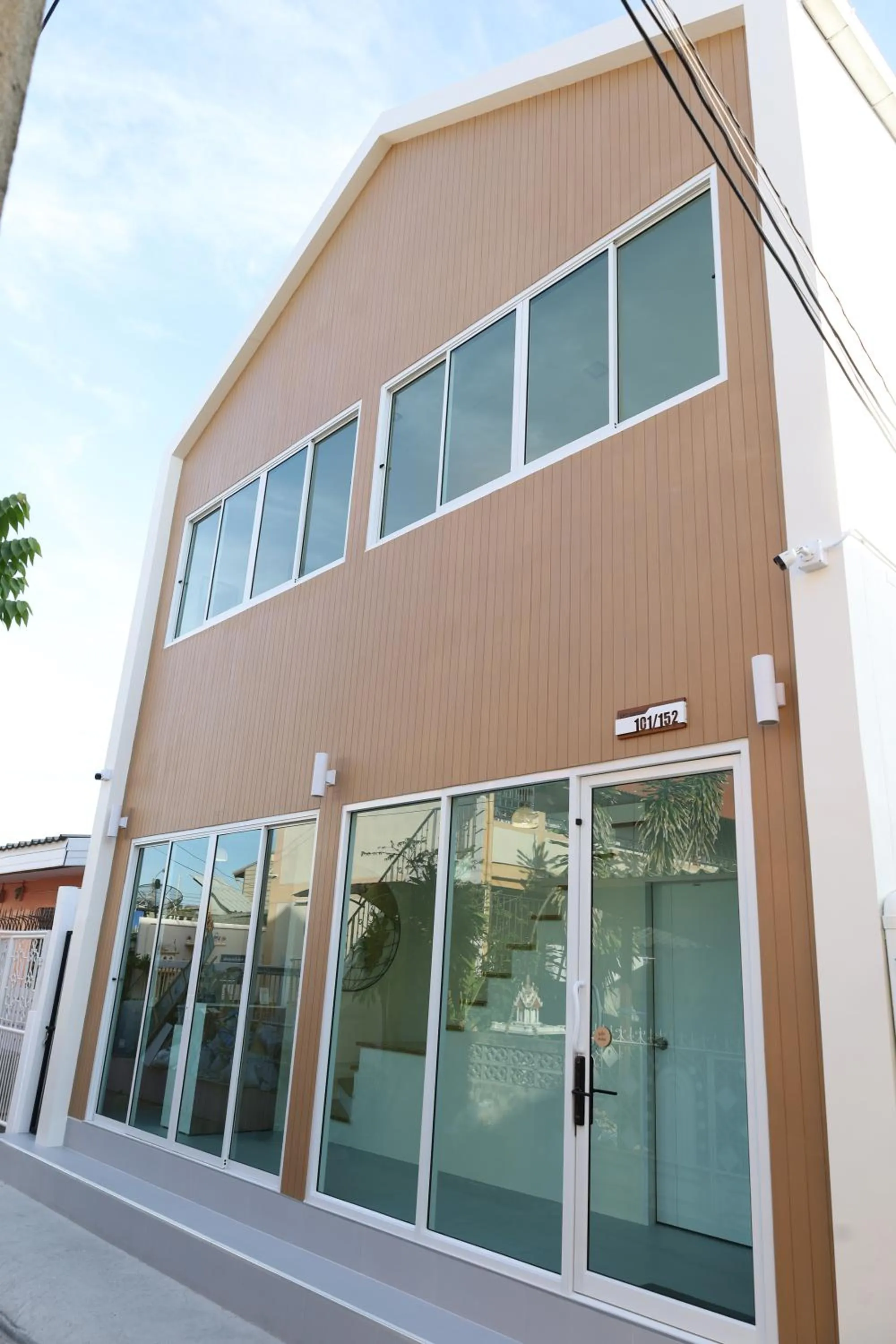 Facade/entrance in S.P.C Apartment by Brodderud