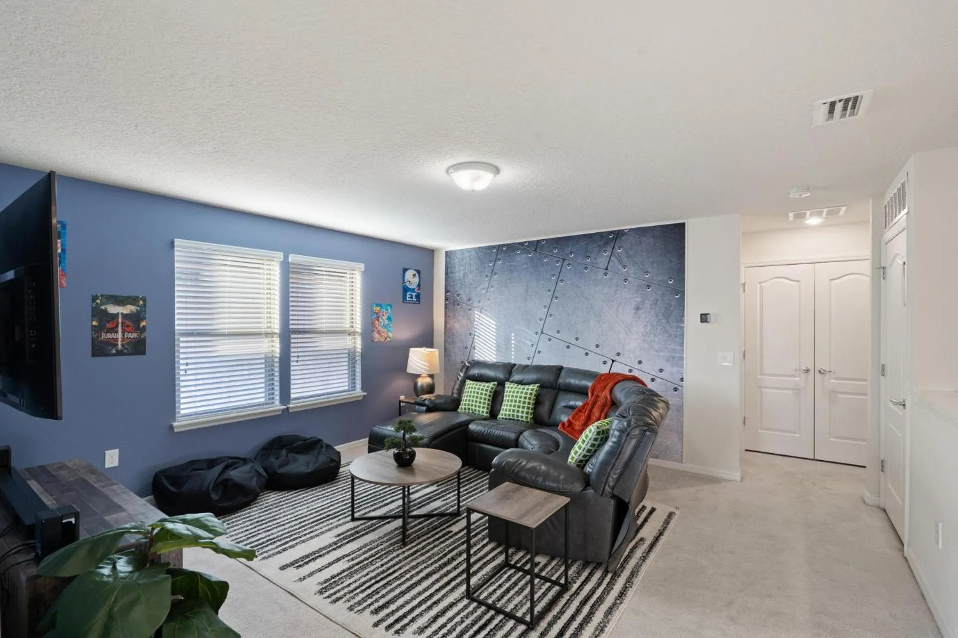 Seating area in 5448 Misty Oak