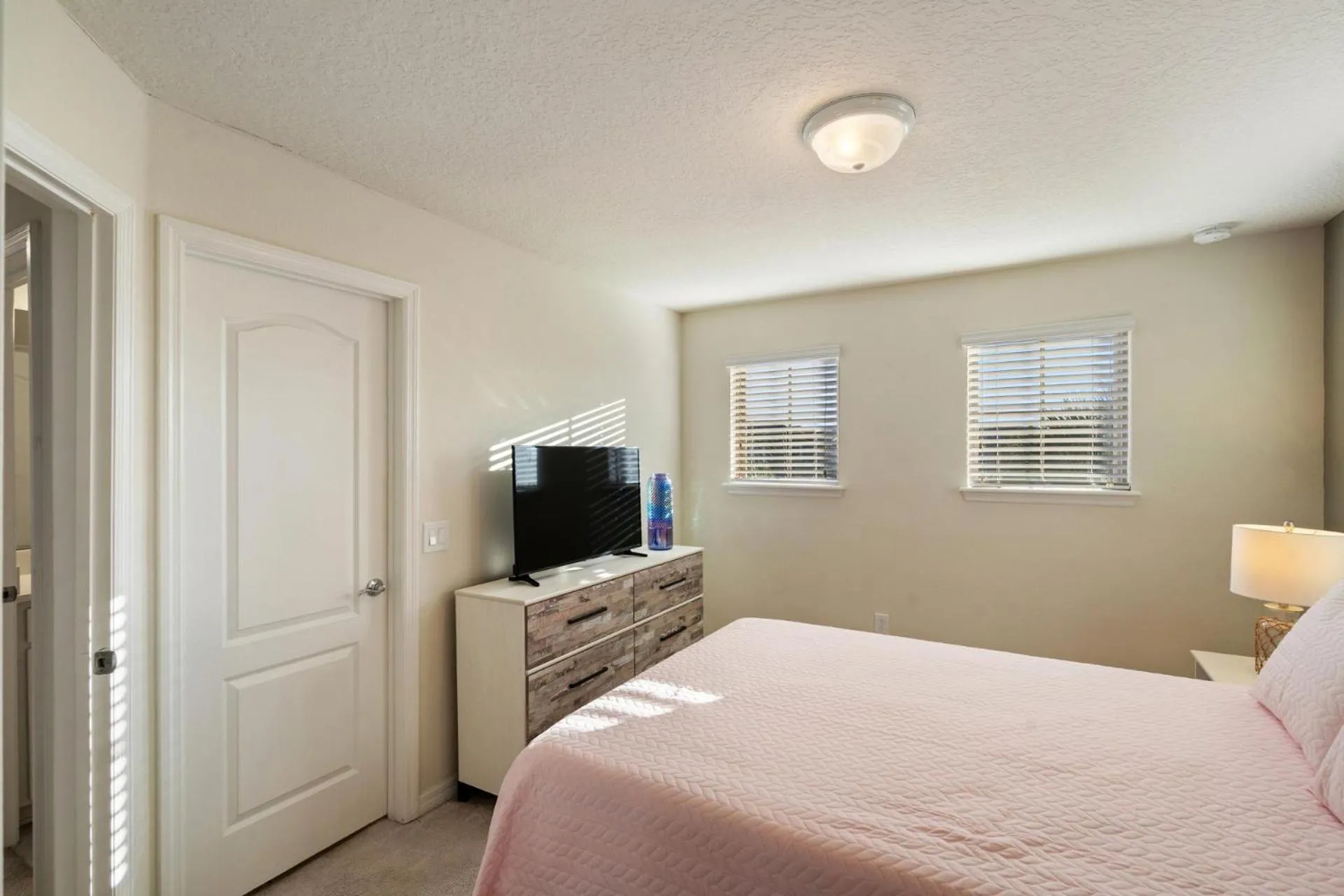 Bedroom, Bed in 5448 Misty Oak