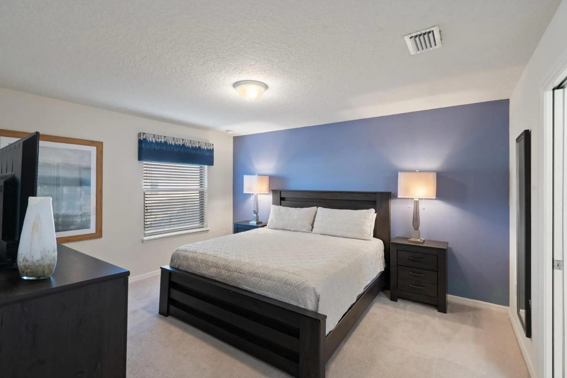Bedroom, Bed in 5448 Misty Oak