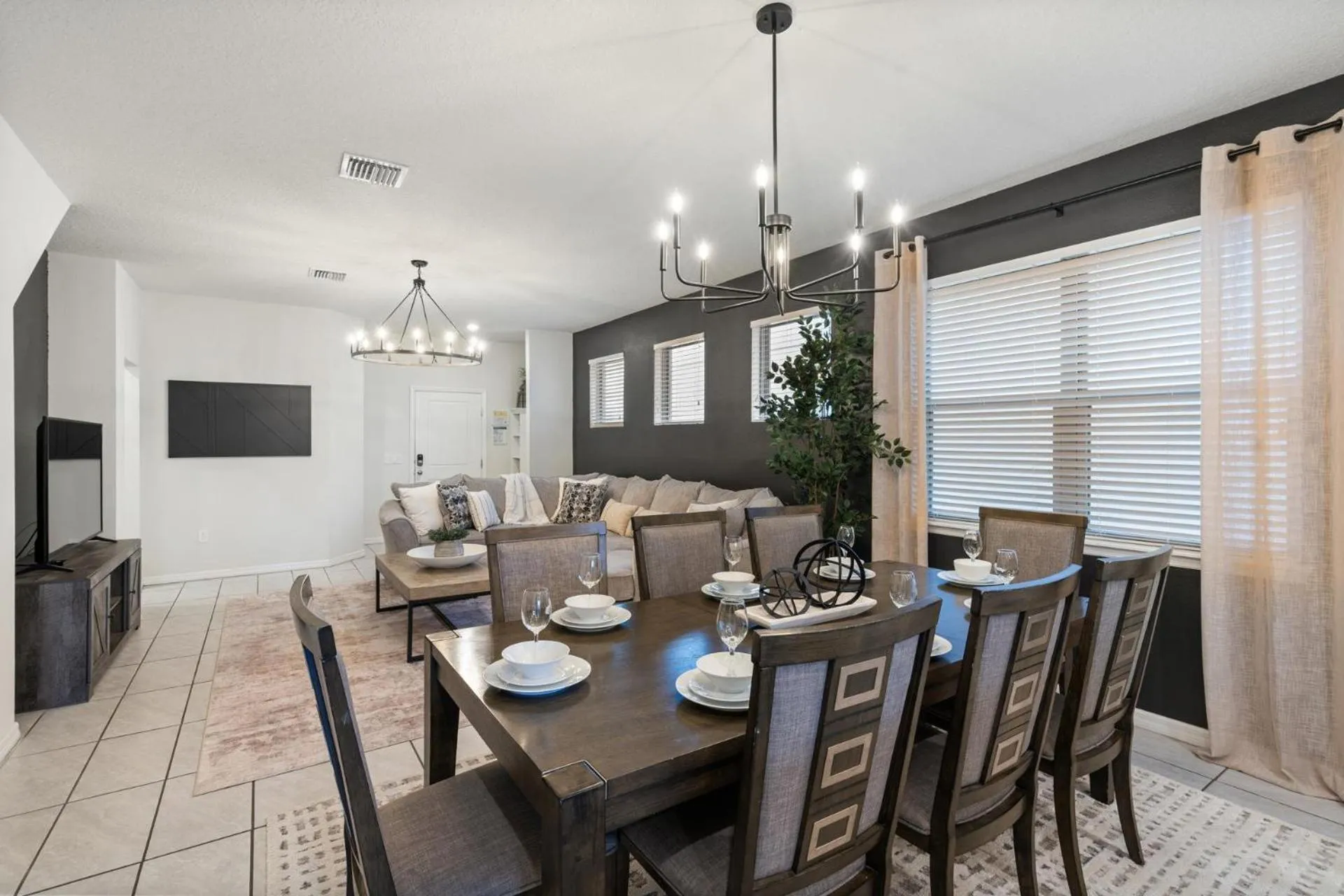 Dining area in 5448 Misty Oak