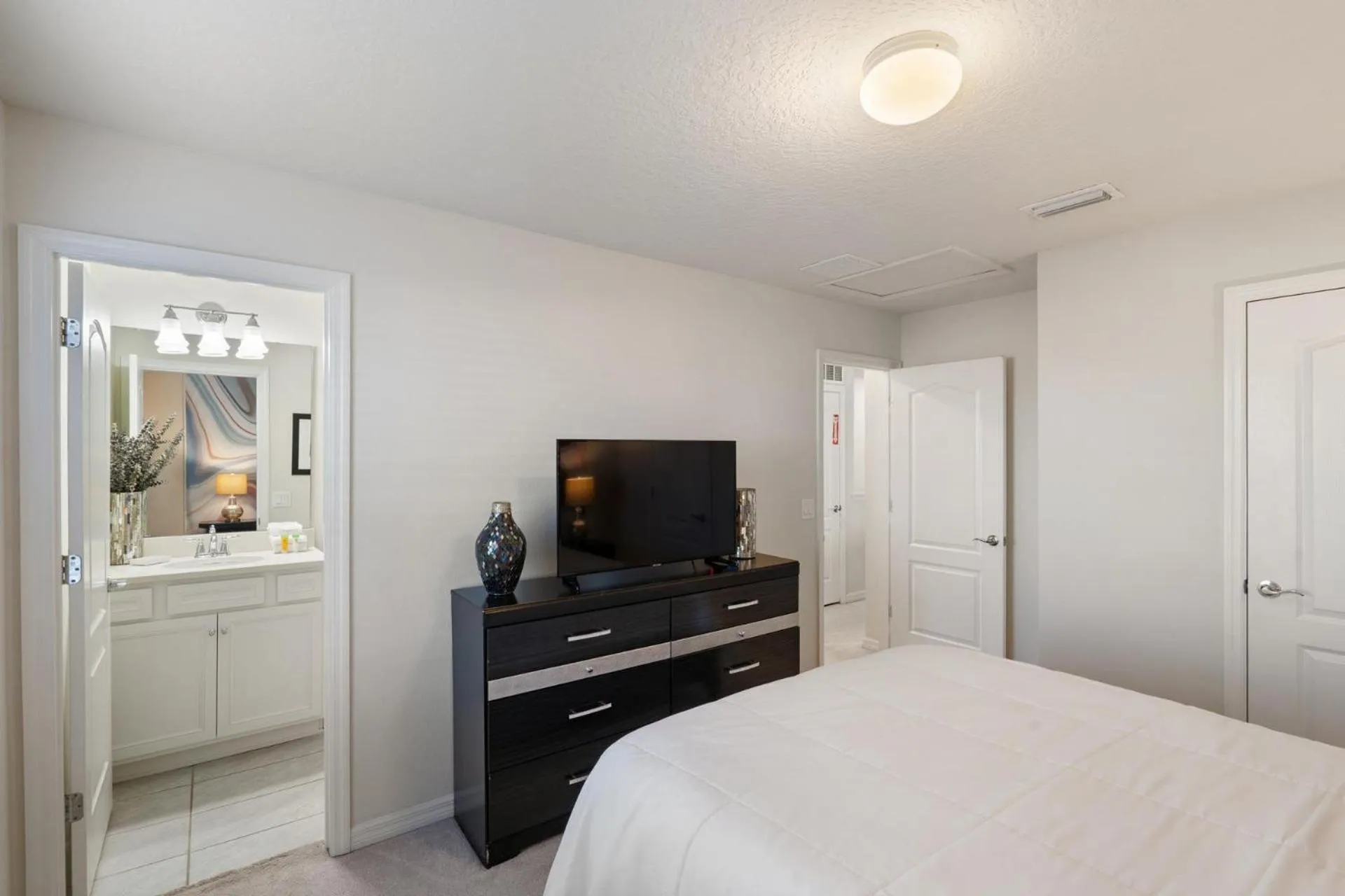 Bedroom, Bed in 5448 Misty Oak