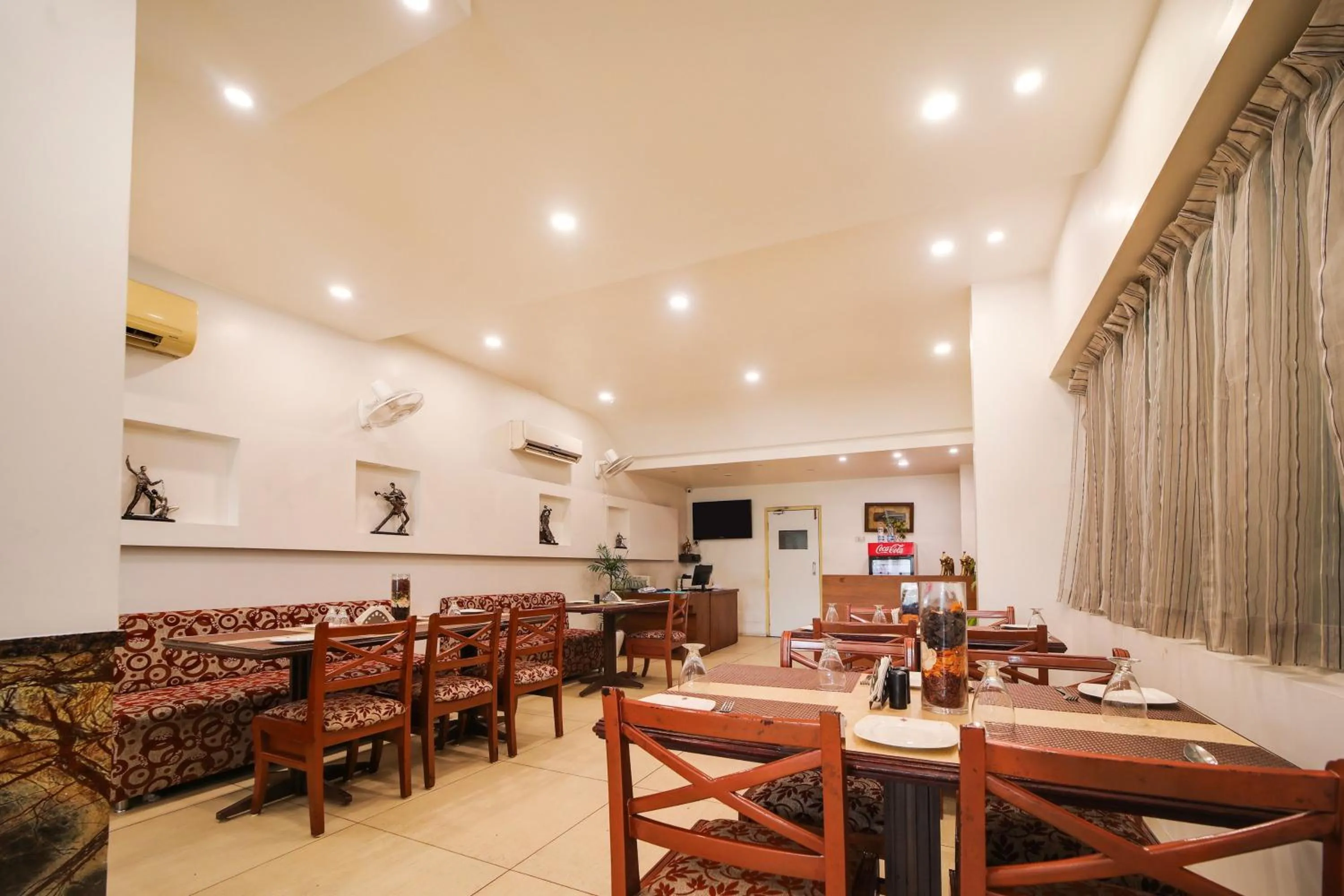 Restaurant/places to eat in Collection O Hotel Silver Inn