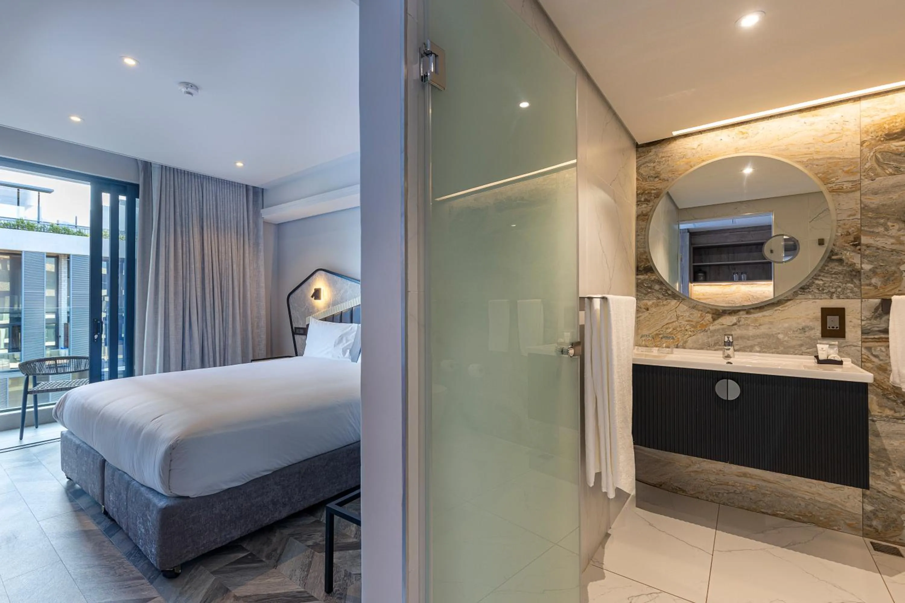 Bathroom, Bed in Coastlands Skye Hotel, Ridgeside, Umhlanga