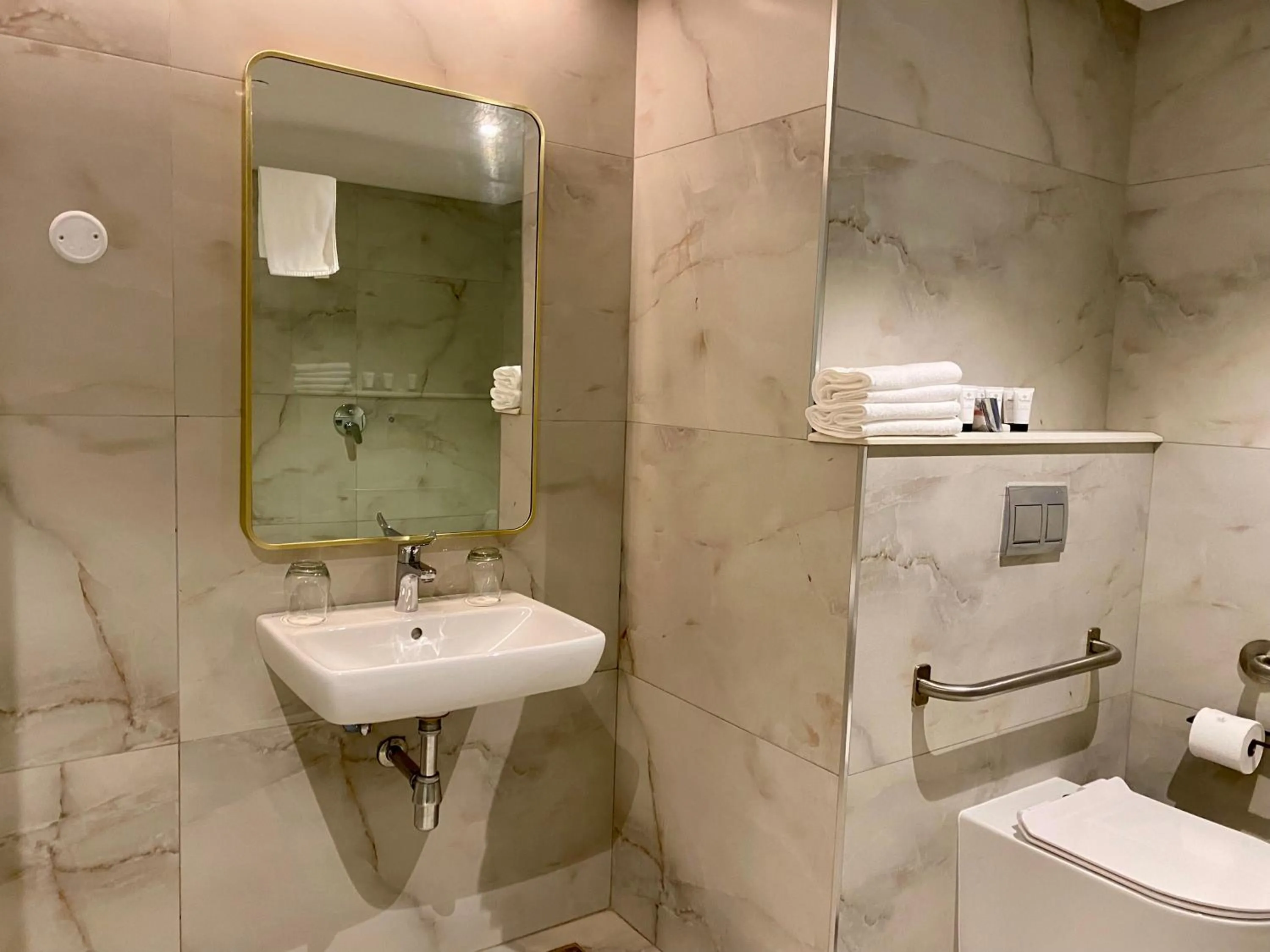 Toilet in Coastlands Skye Hotel, Ridgeside, Umhlanga