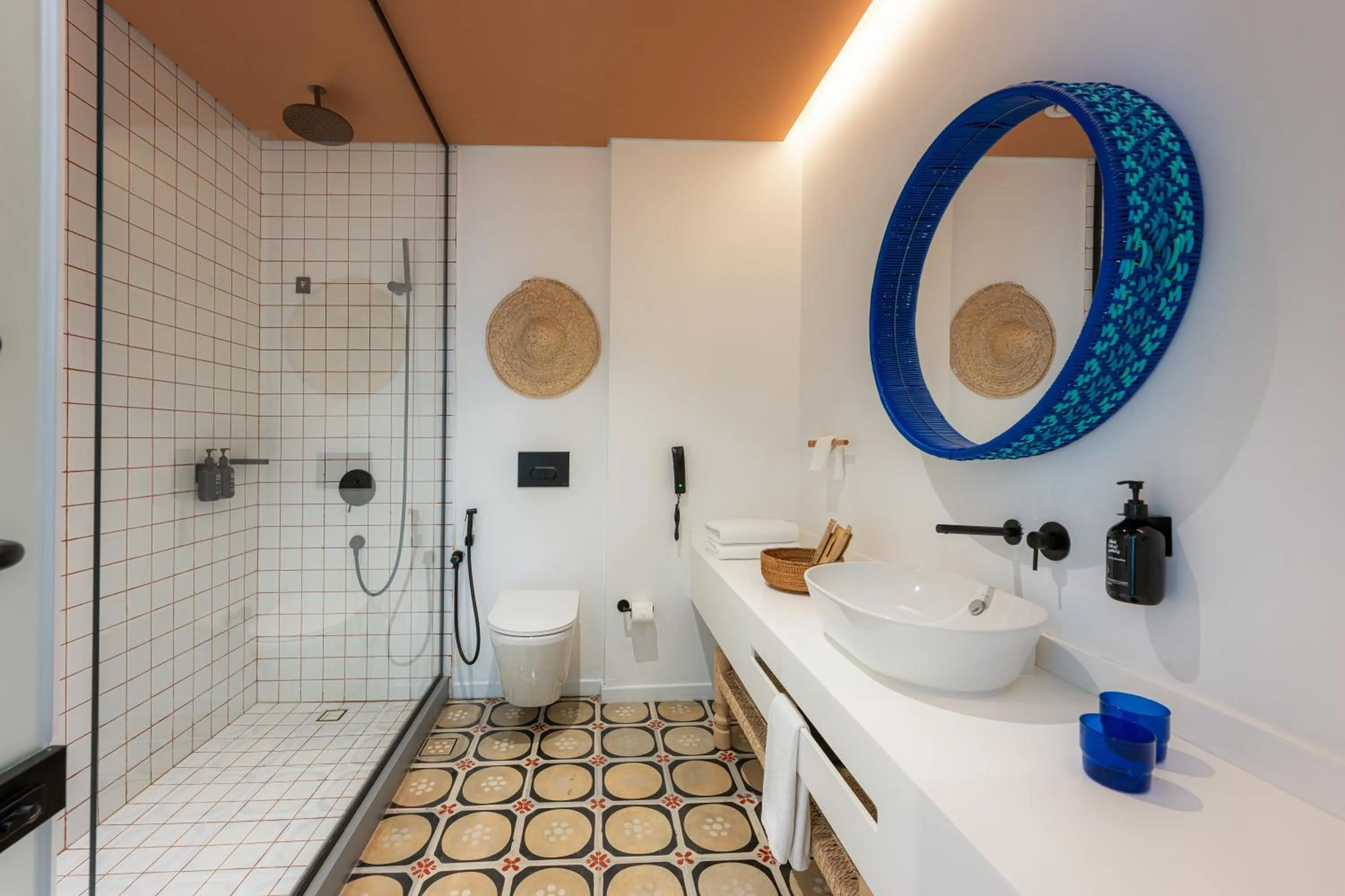 Toilet in Shada Hotel Dubai - فندق شدا دبي