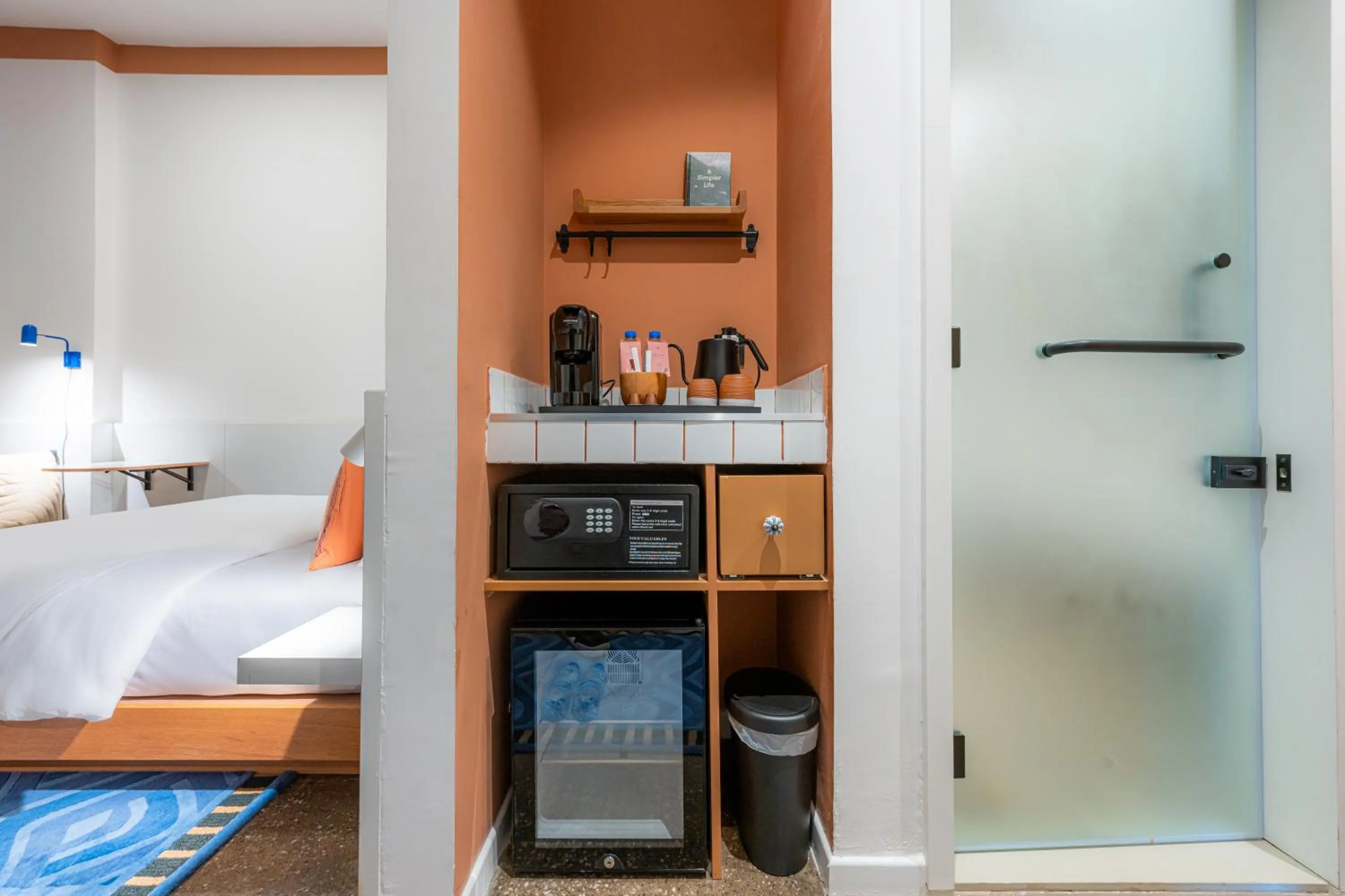 minibar, Bed in Shada Hotel Dubai - فندق شدا دبي