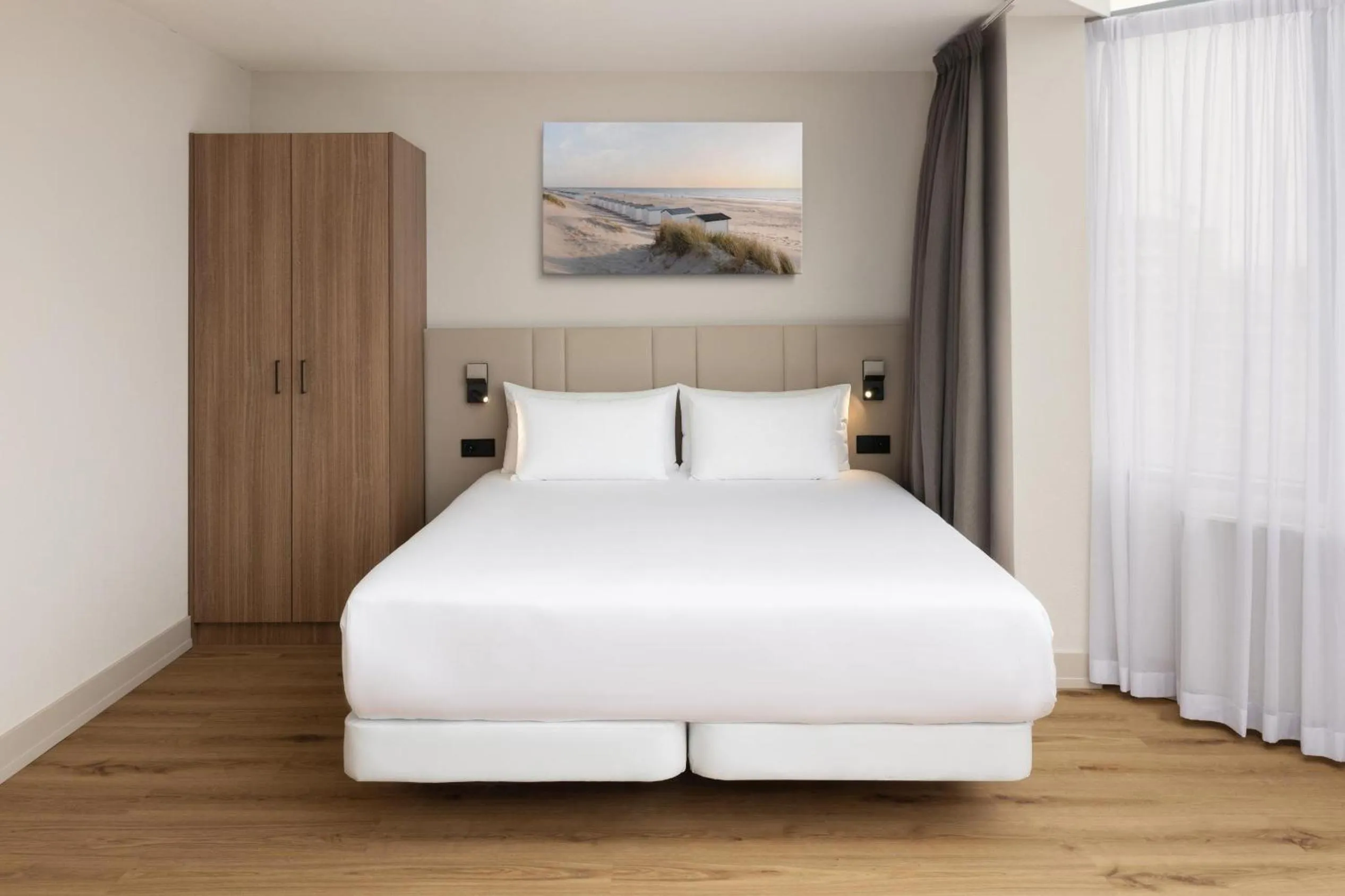 Bedroom, Bed in NH Zandvoort Hotel