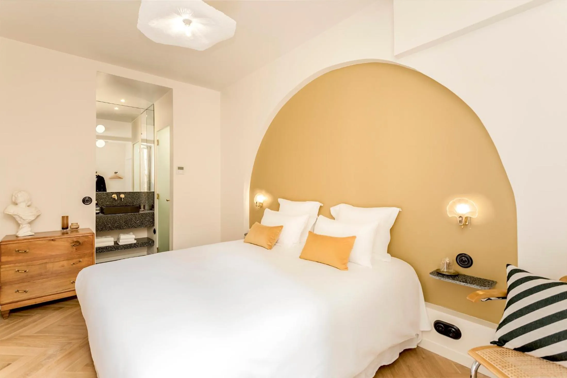 Photo of the whole room, Bed in Habitat Parisien - Bourse Feydeau