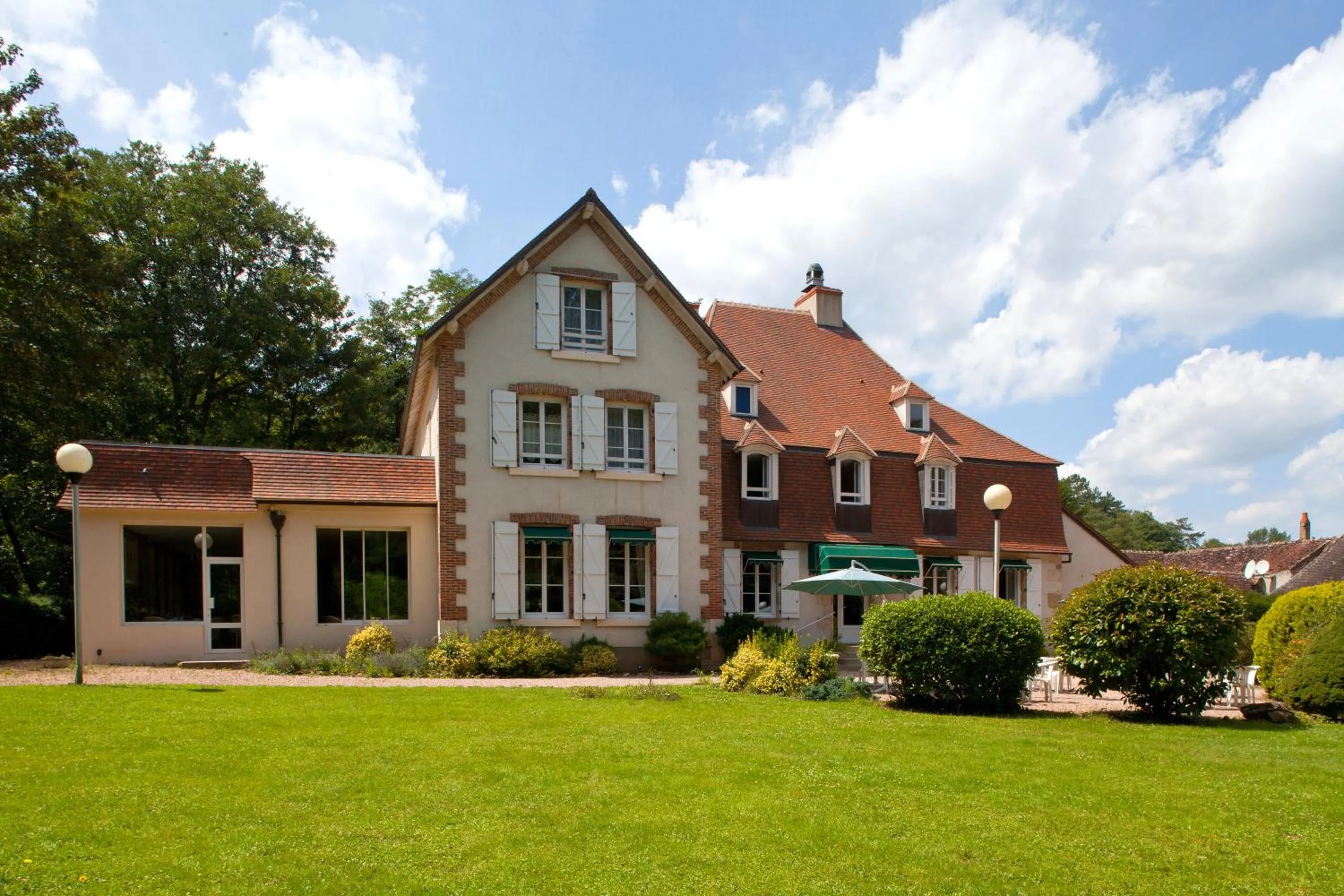 Facade/entrance in Le Tronçais