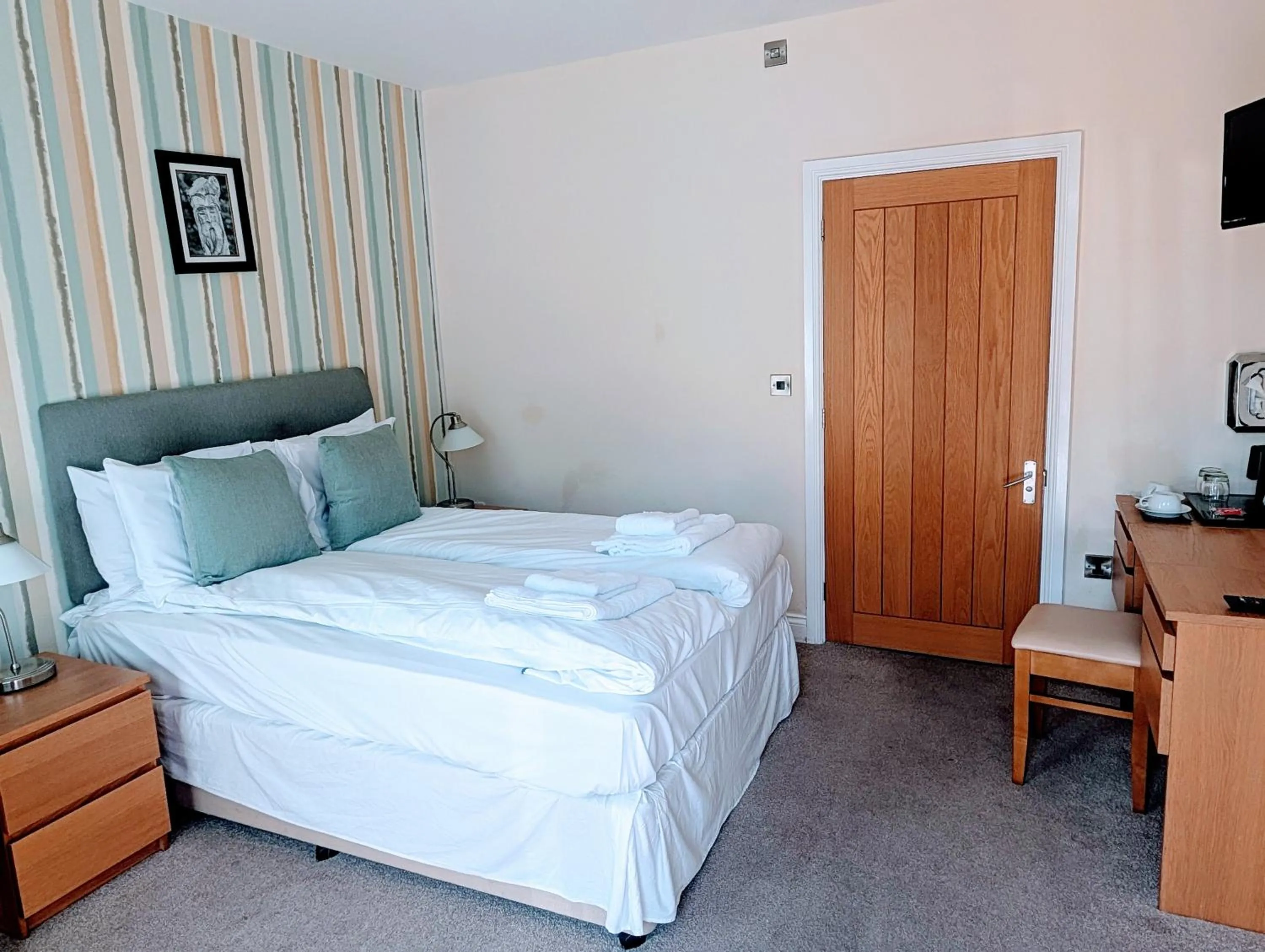 Photo of the whole room, Bed in The Maypole at Wellow