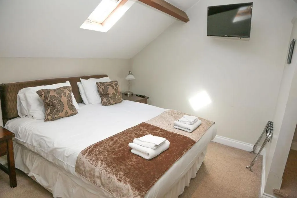 Bedroom, Bed in The Maypole at Wellow