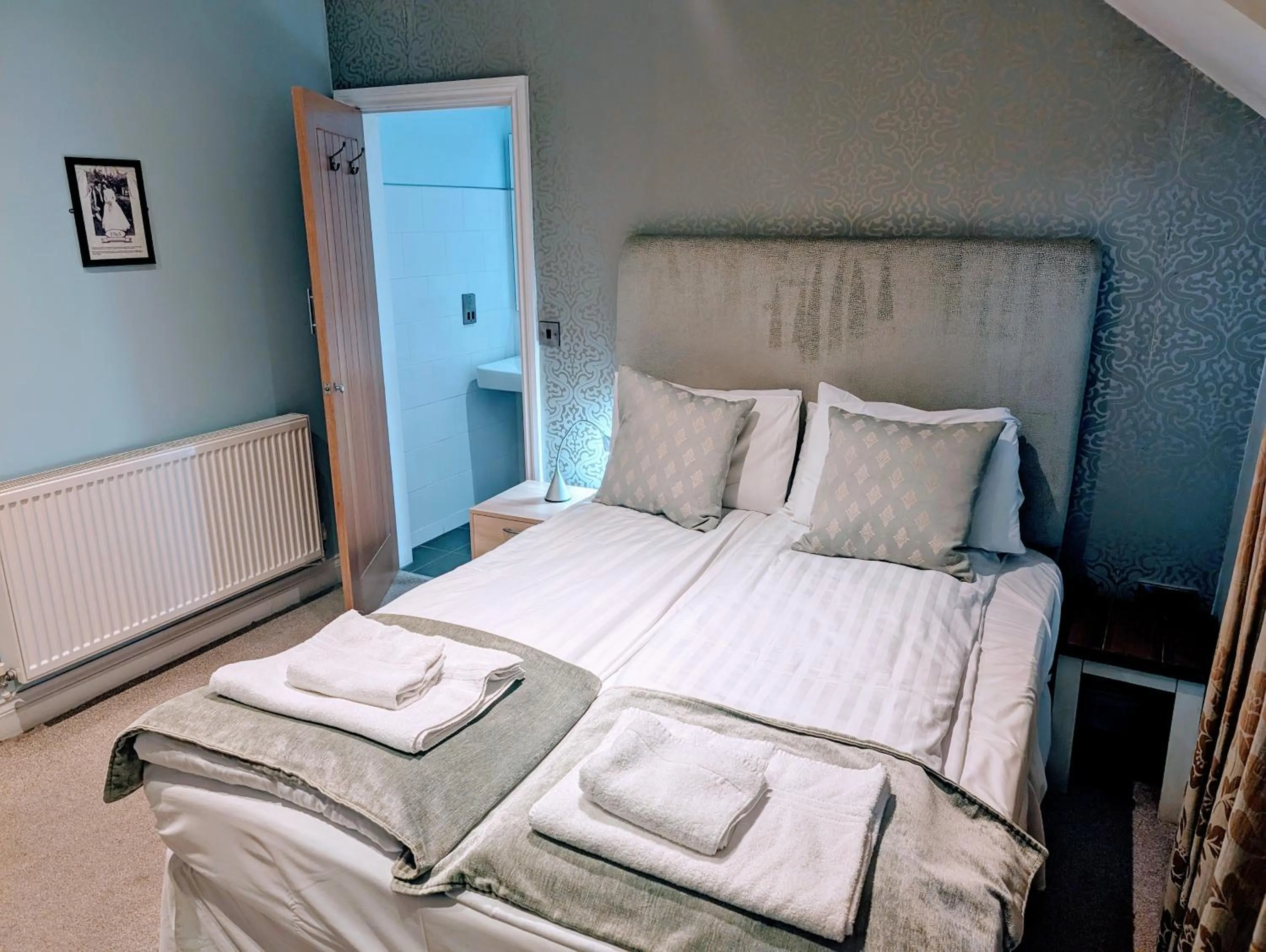 Photo of the whole room, Bed in The Maypole at Wellow