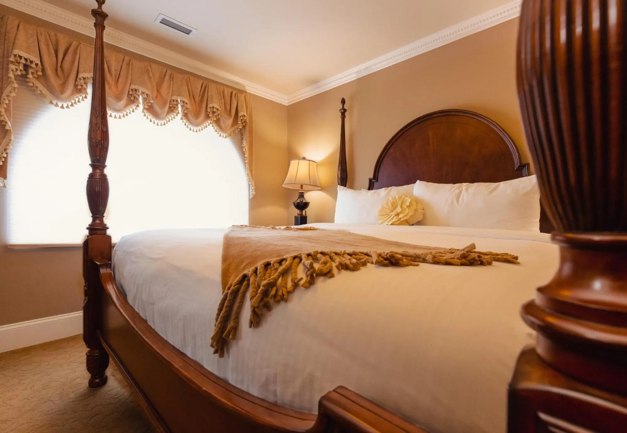 Bedroom, Bed in Grant Hall Hotel