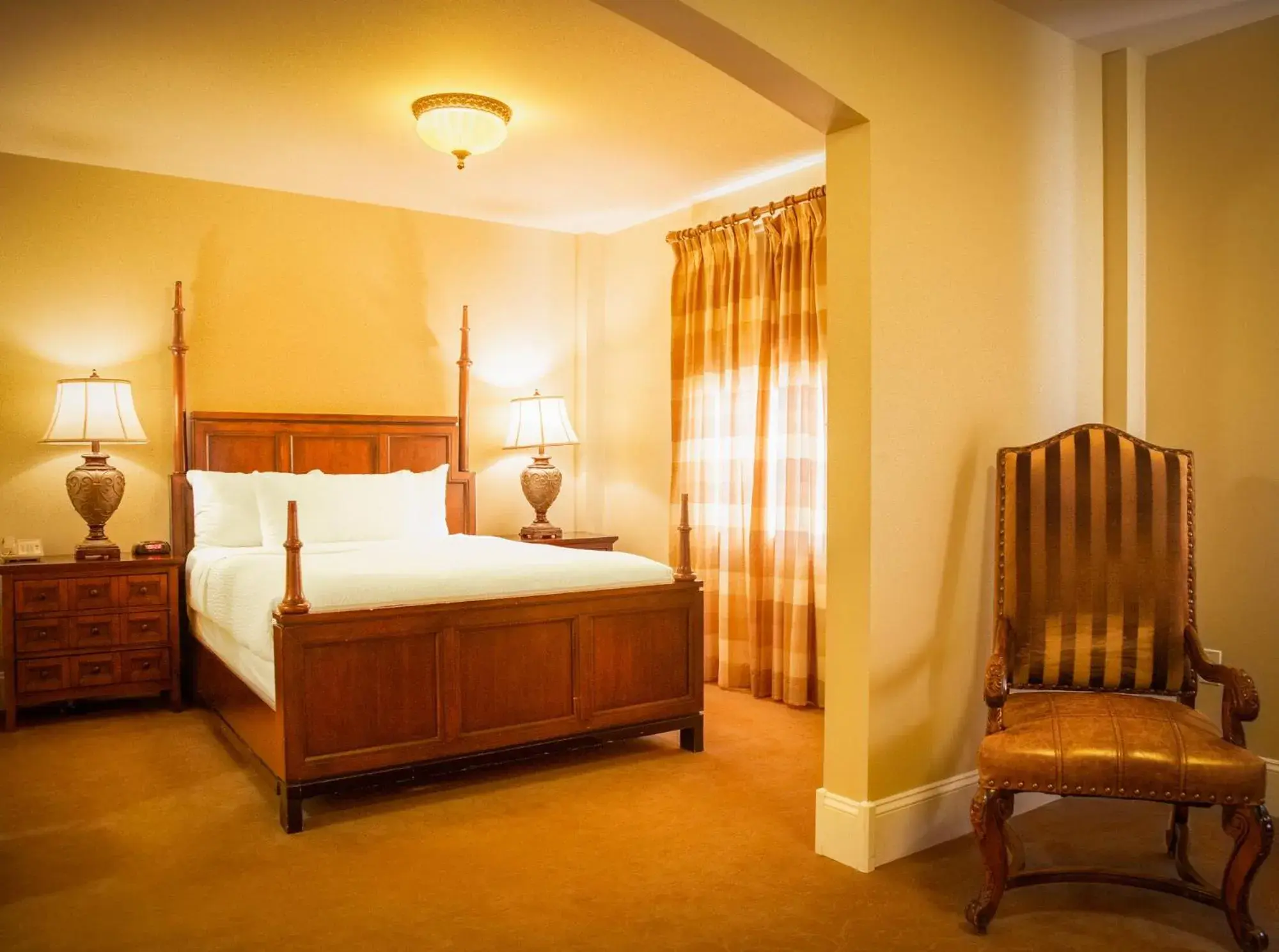 Deluxe Queen Suite in Grant Hall Hotel Deluxe Queen Suite in Grant Hall Hotel