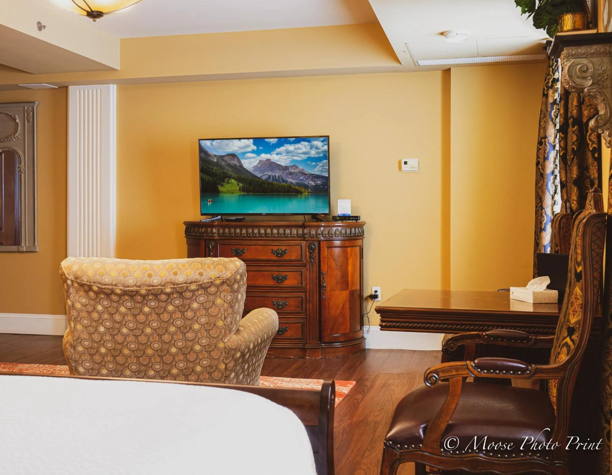 Living room, Bed in Grant Hall Hotel