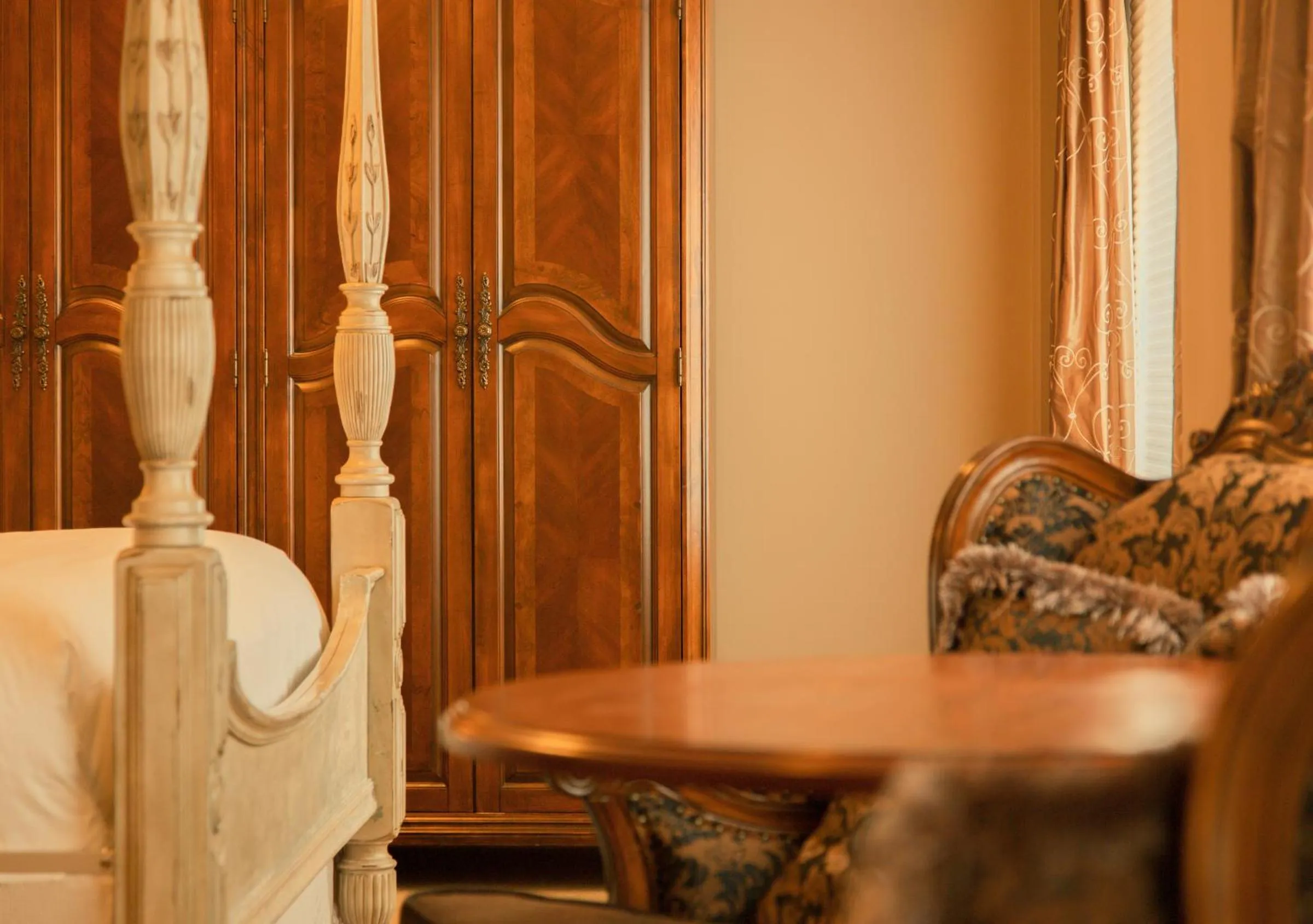 Living room in Grant Hall Hotel