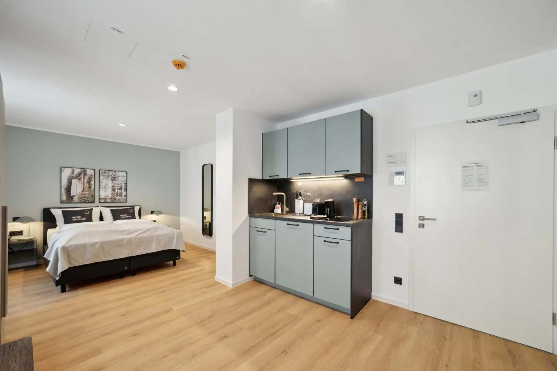 Kitchen or kitchenette, Bed in Limehome Nuremberg Celtisplatz