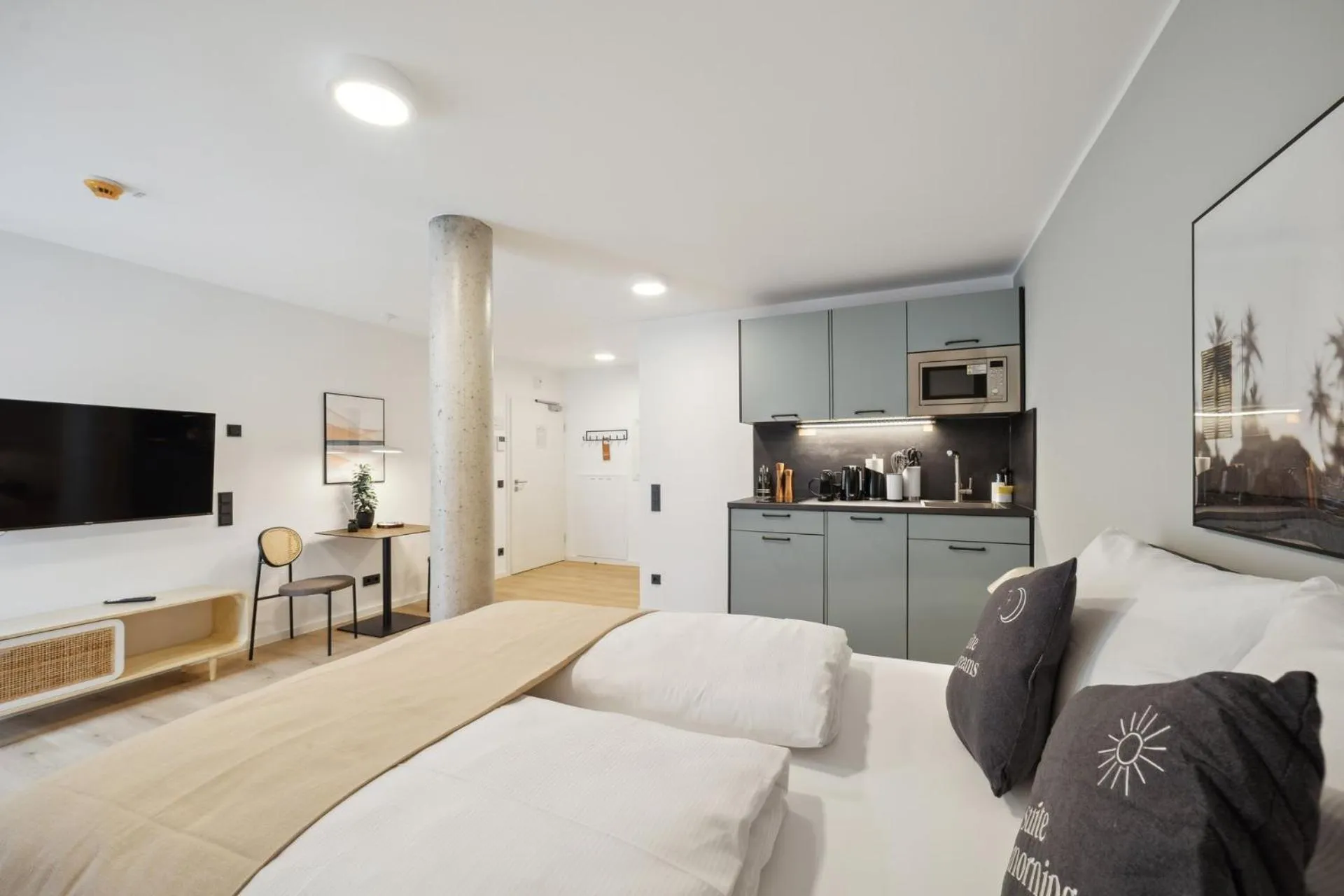 TV and multimedia, Bed in Limehome Nuremberg Celtisplatz