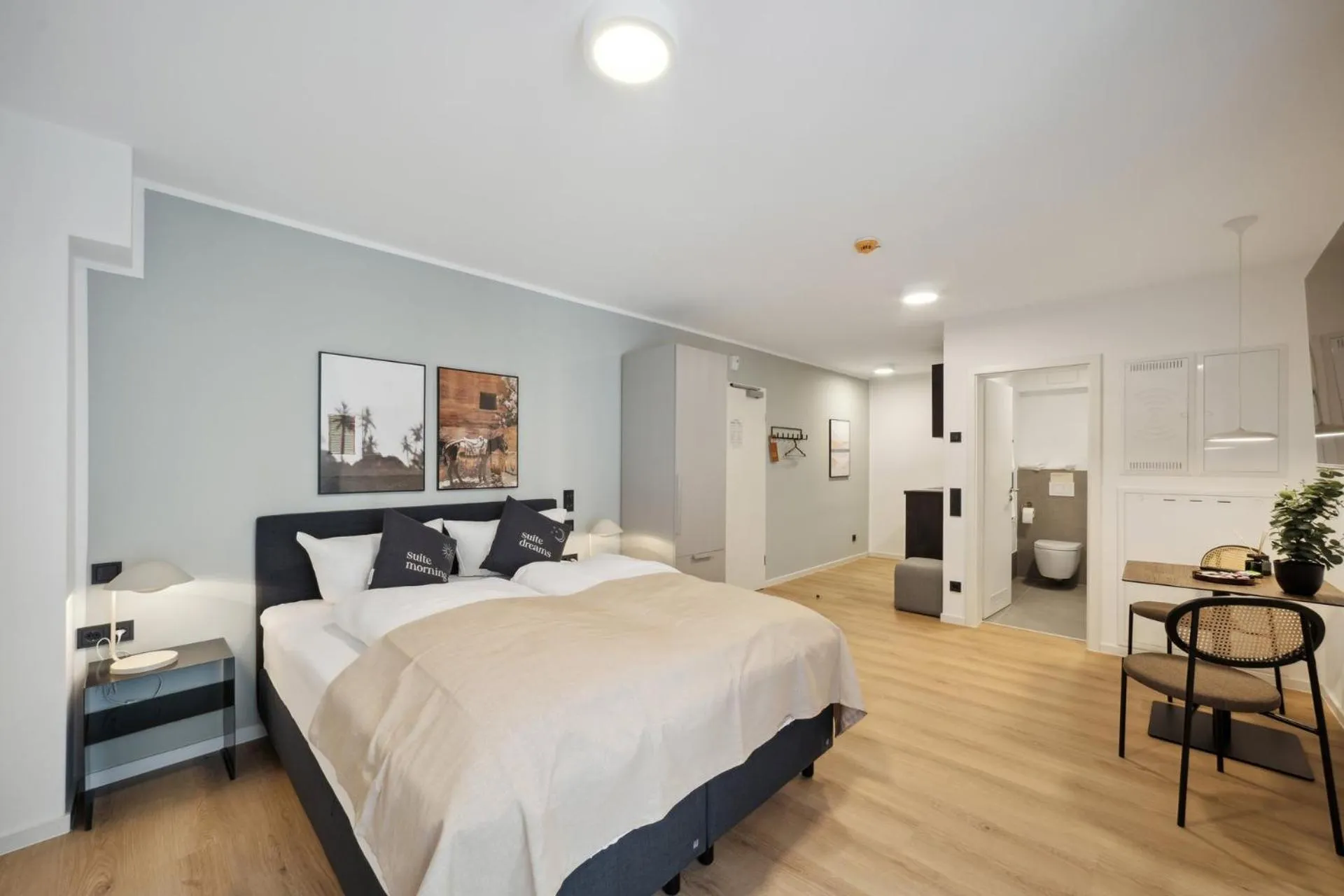 Photo of the whole room, Bed in Limehome Nuremberg Celtisplatz