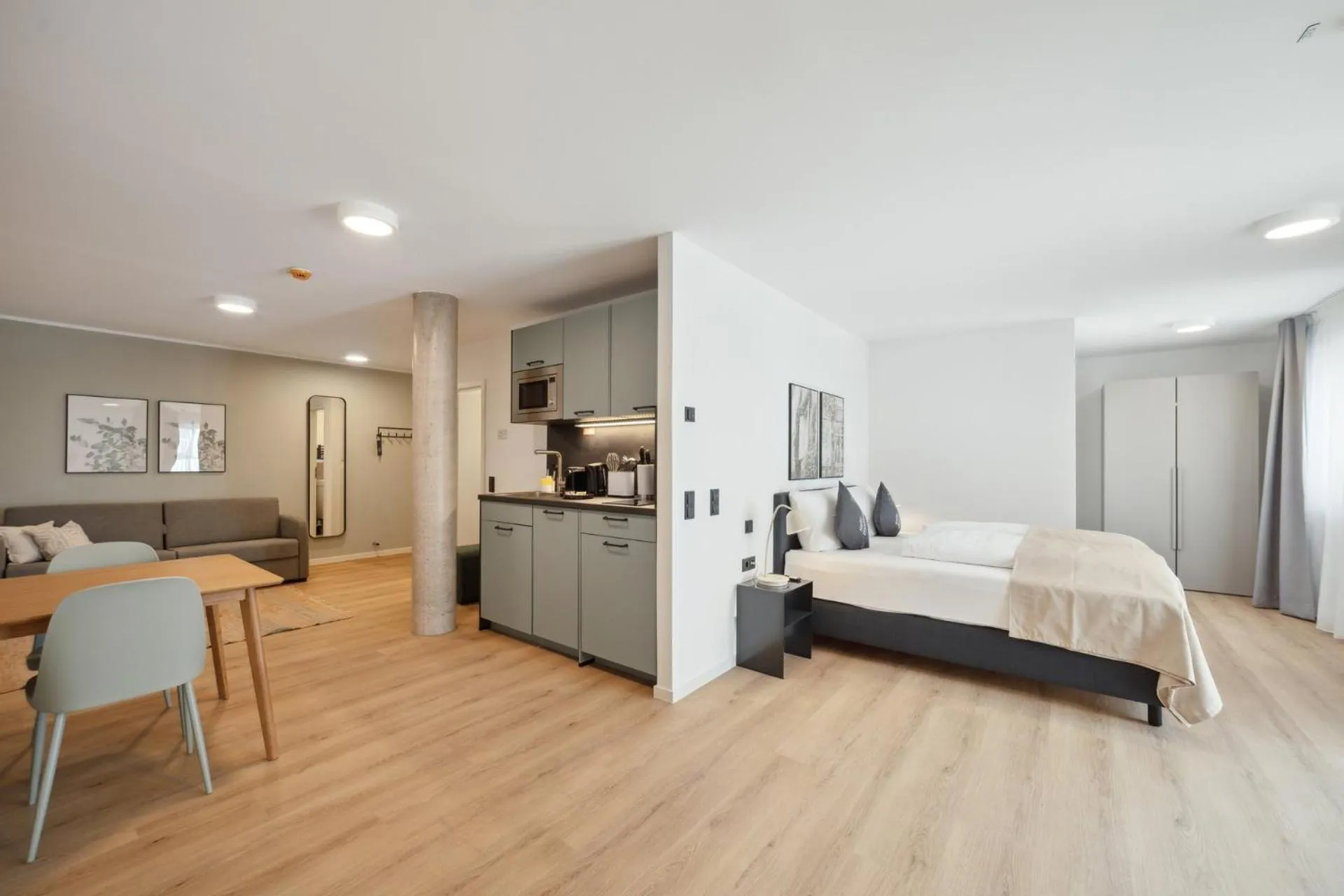 Kitchen or kitchenette, Bed in Limehome Nuremberg Celtisplatz