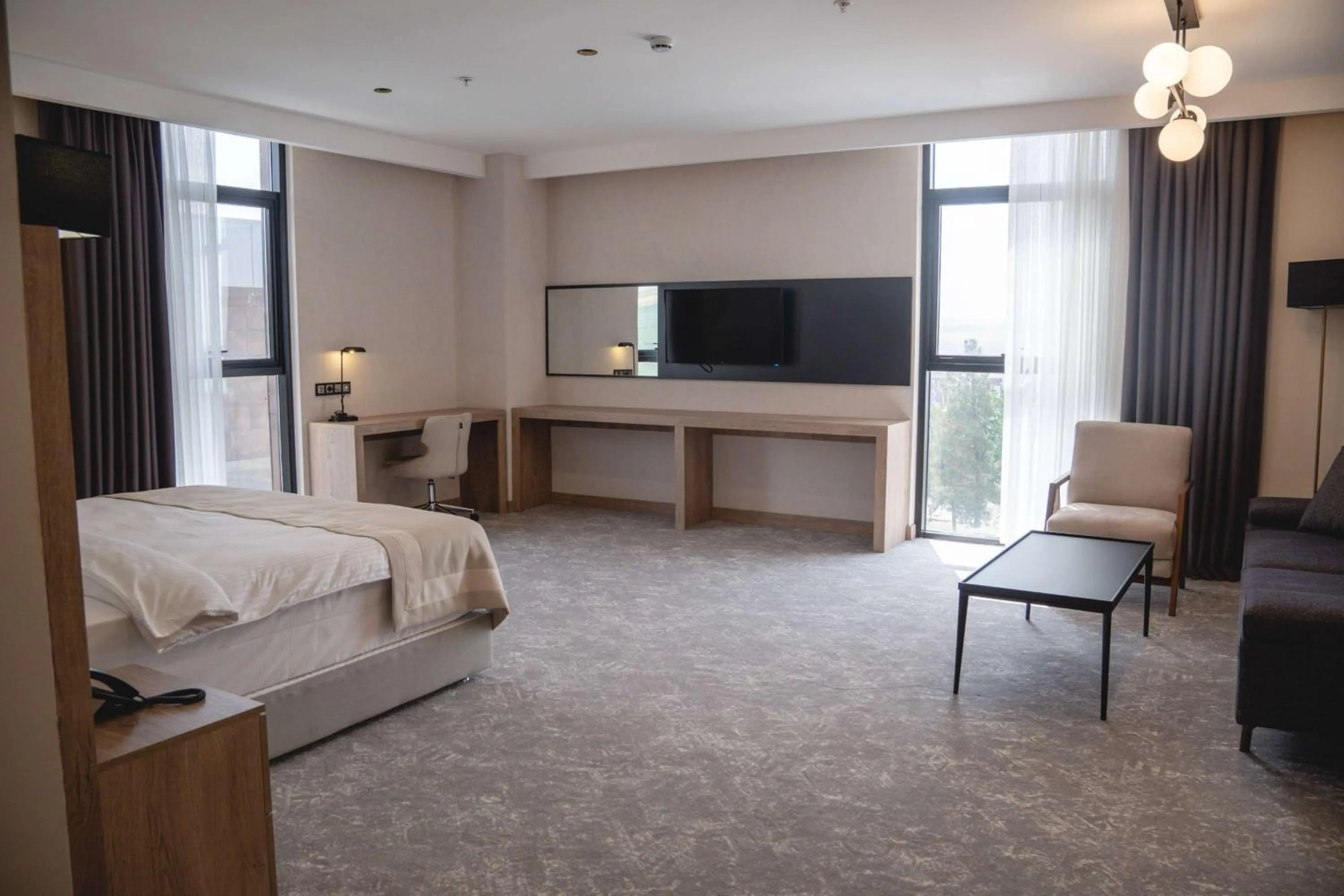 Photo of the whole room, Bed in Ramada Plaza By Wyndham Batman