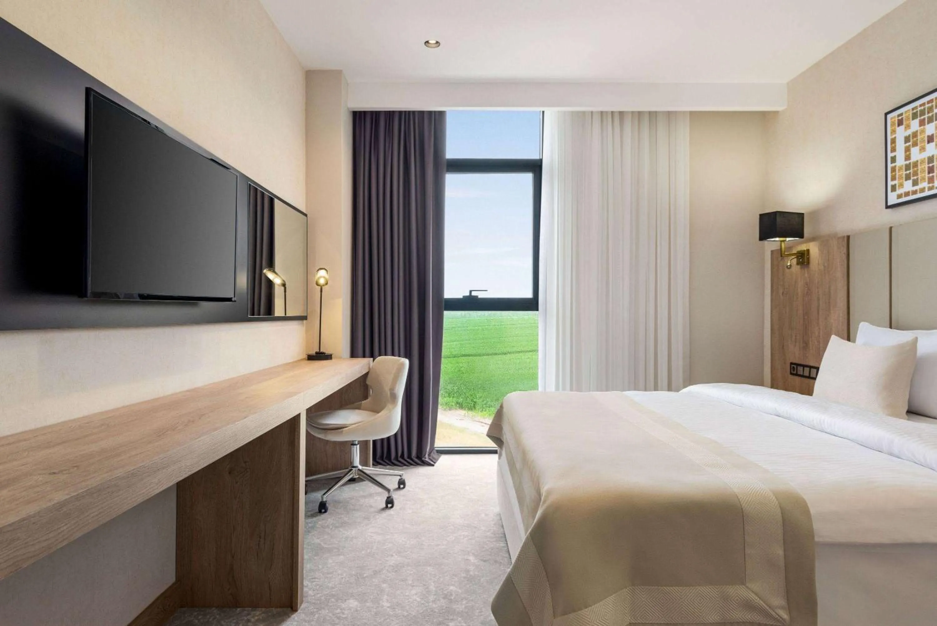 Photo of the whole room, Bed in Ramada Plaza By Wyndham Batman