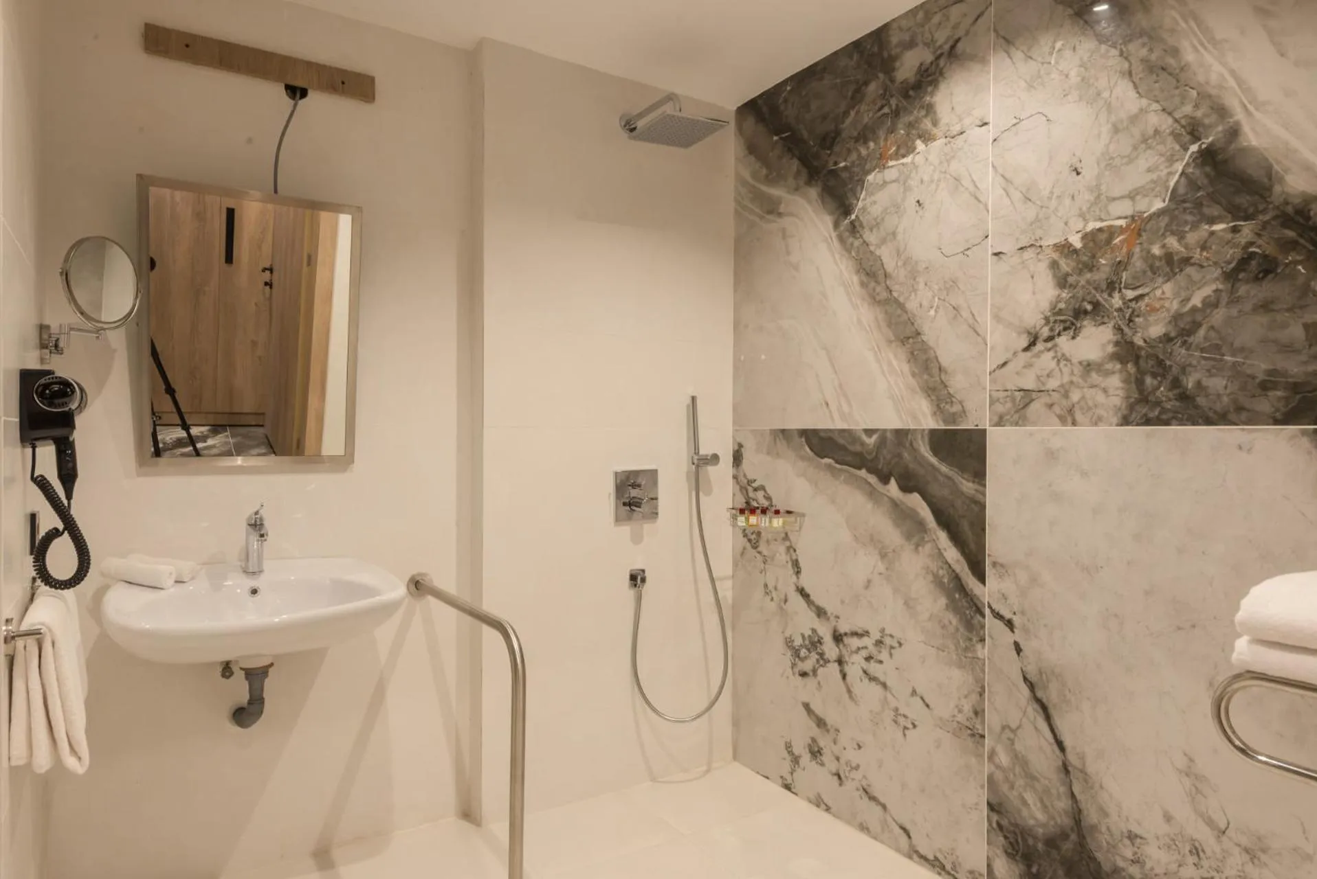 Bathroom in Ramada Plaza By Wyndham Batman