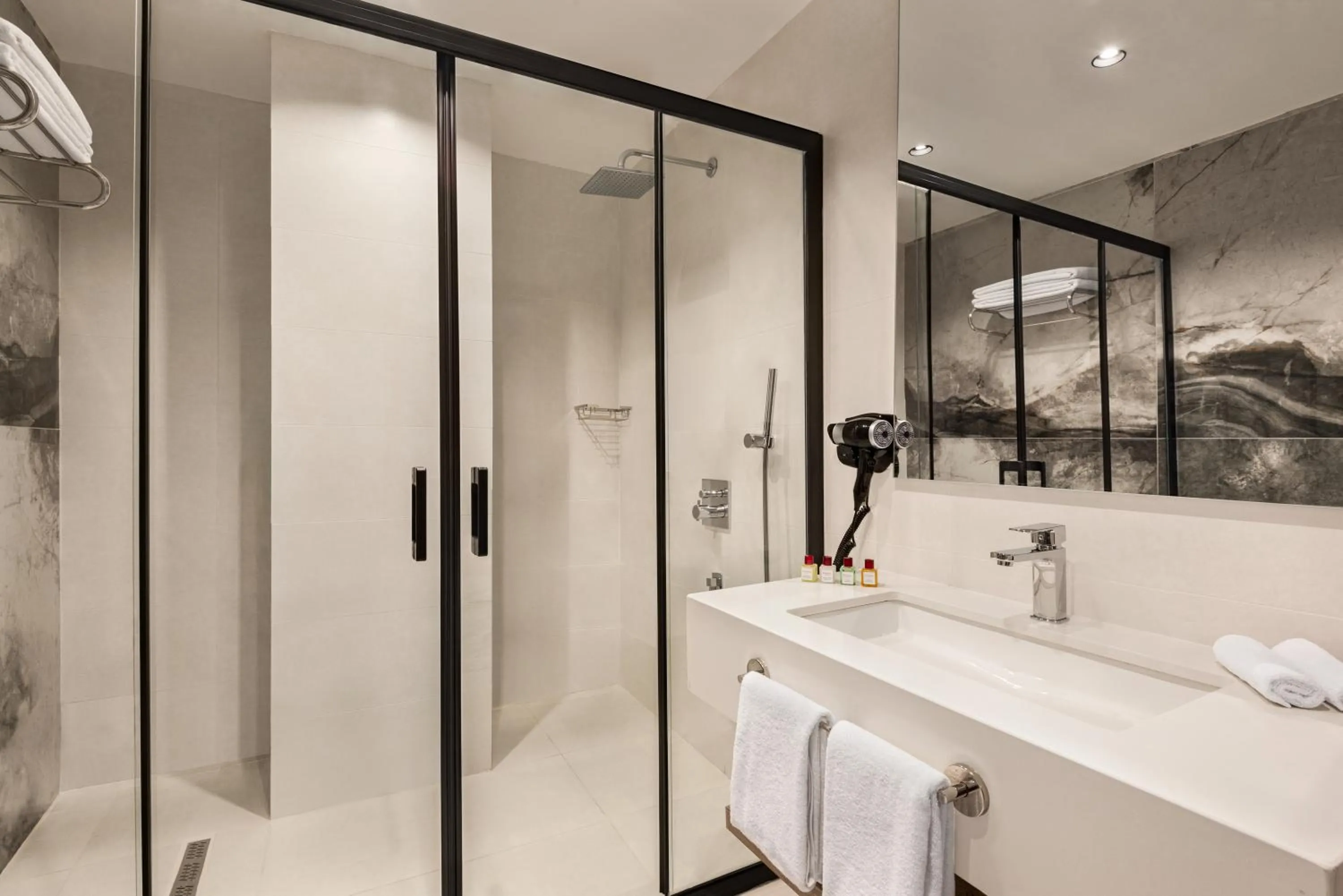 Bathroom in Ramada Plaza By Wyndham Batman