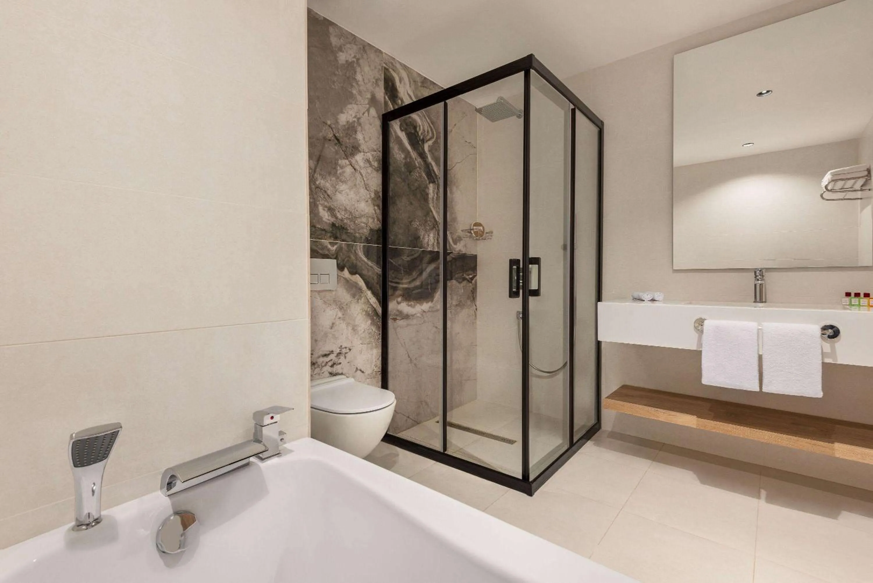 TV and multimedia in Ramada Plaza By Wyndham Batman