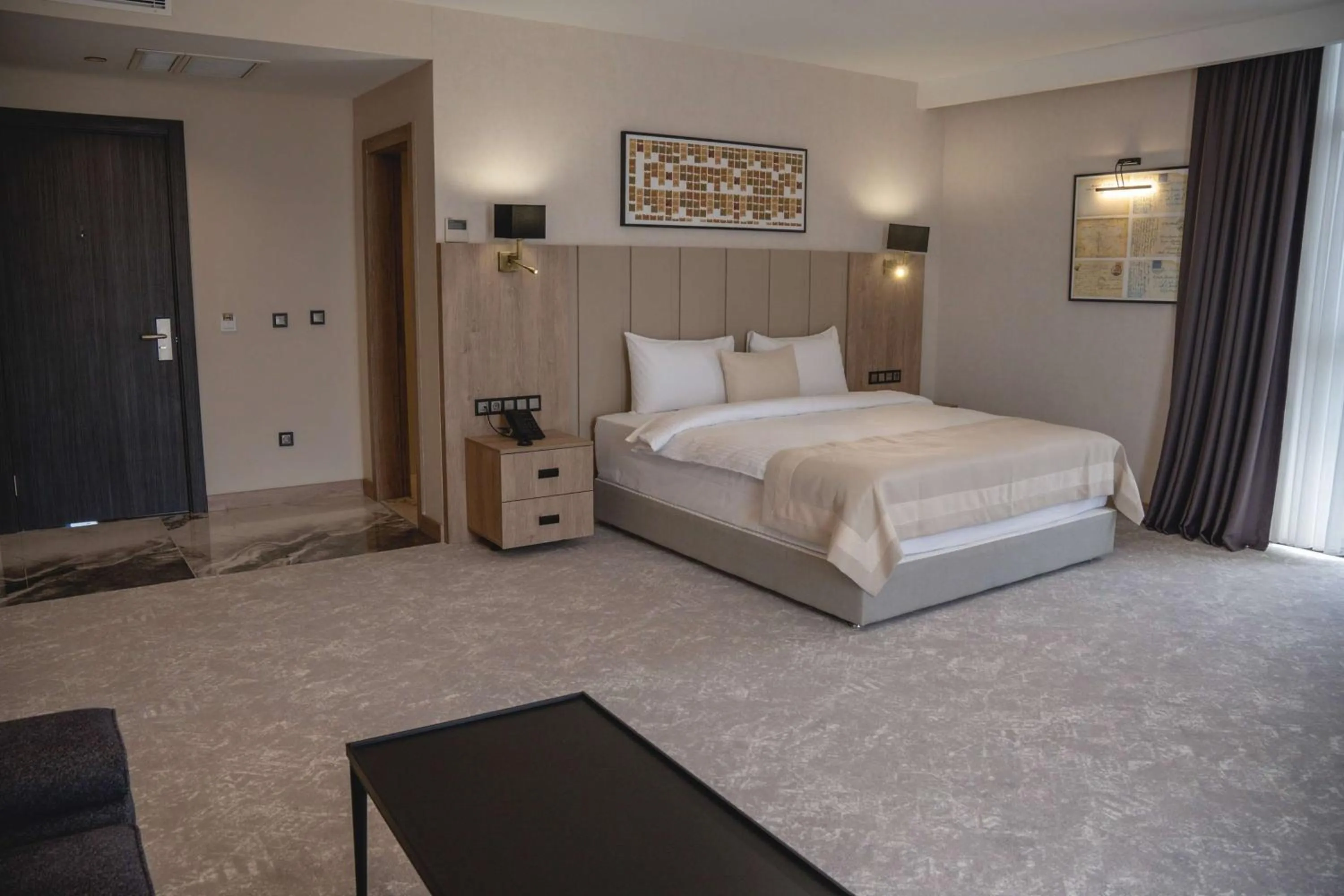 Photo of the whole room, Bed in Ramada Plaza By Wyndham Batman