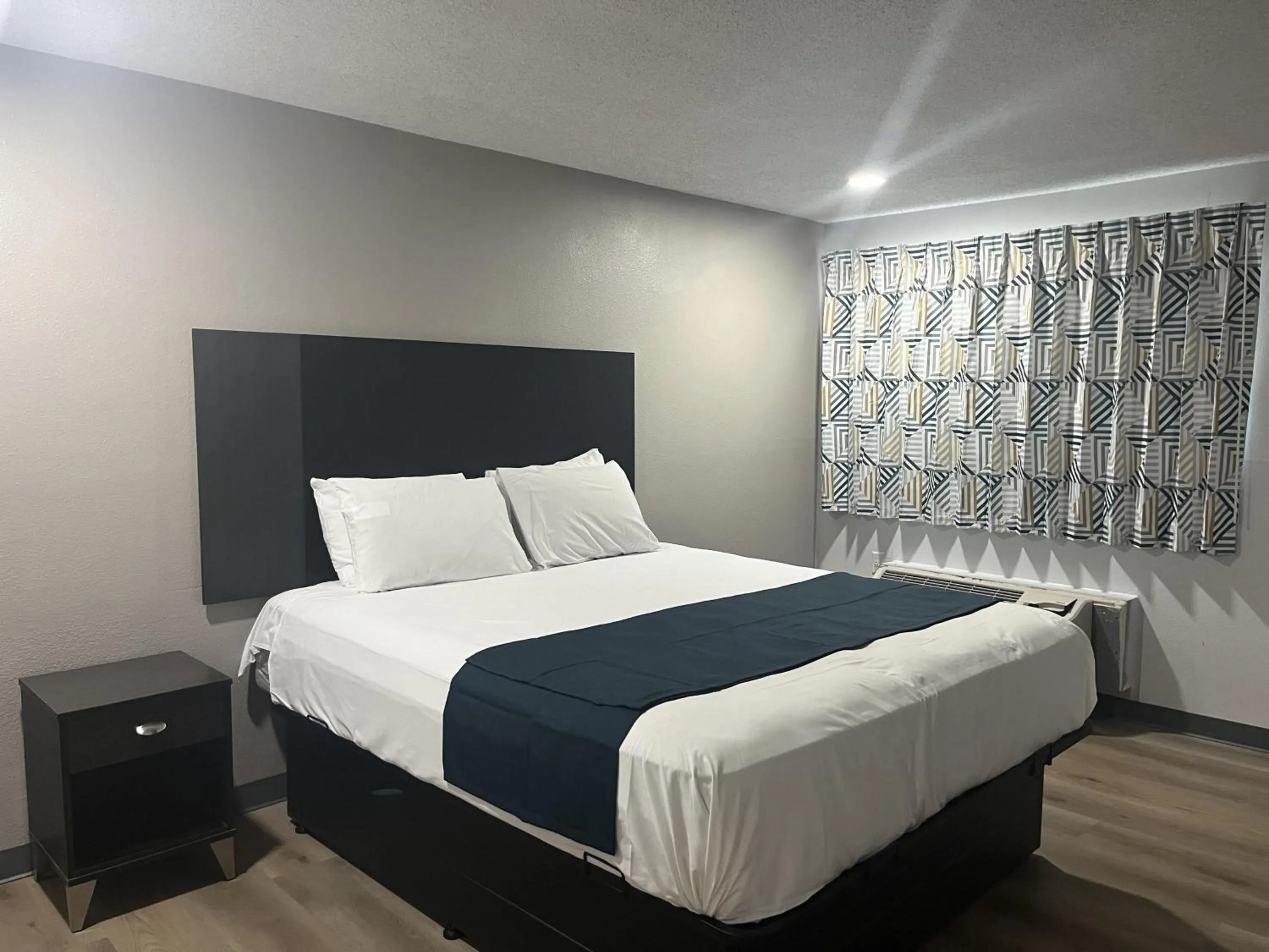 Bed in Motel 6 - Las Vegas, NV – Downtown Fremont St Experience