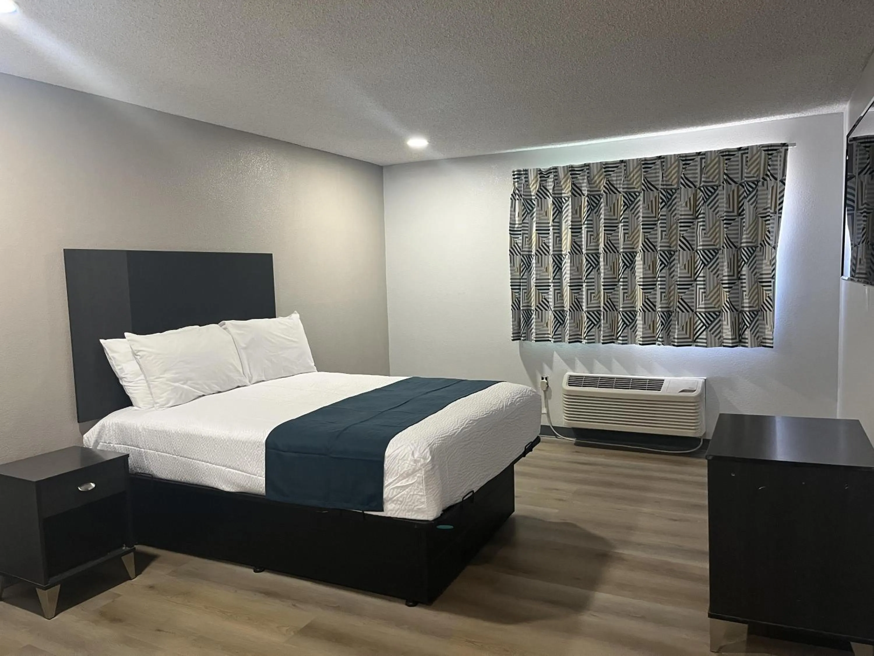 Bed in Motel 6 - Las Vegas, NV – Downtown Fremont St Experience