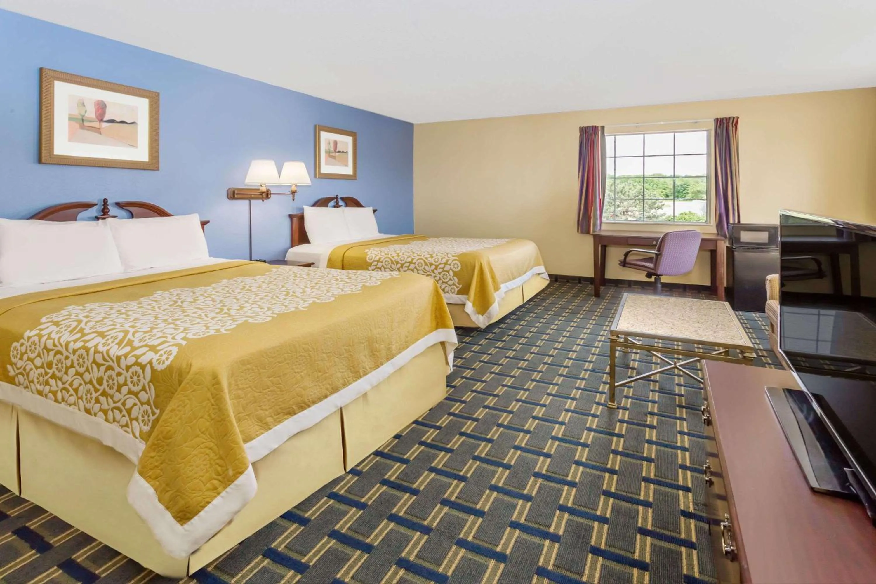 Photo of the whole room, Bed in Days Inn by Wyndham Plymouth