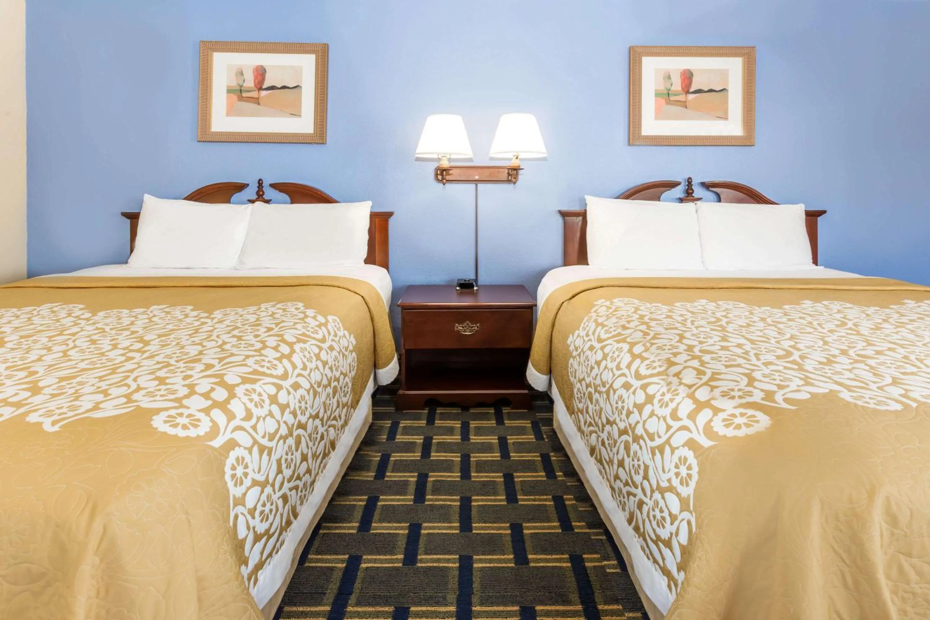 Photo of the whole room, Bed in Days Inn by Wyndham Plymouth