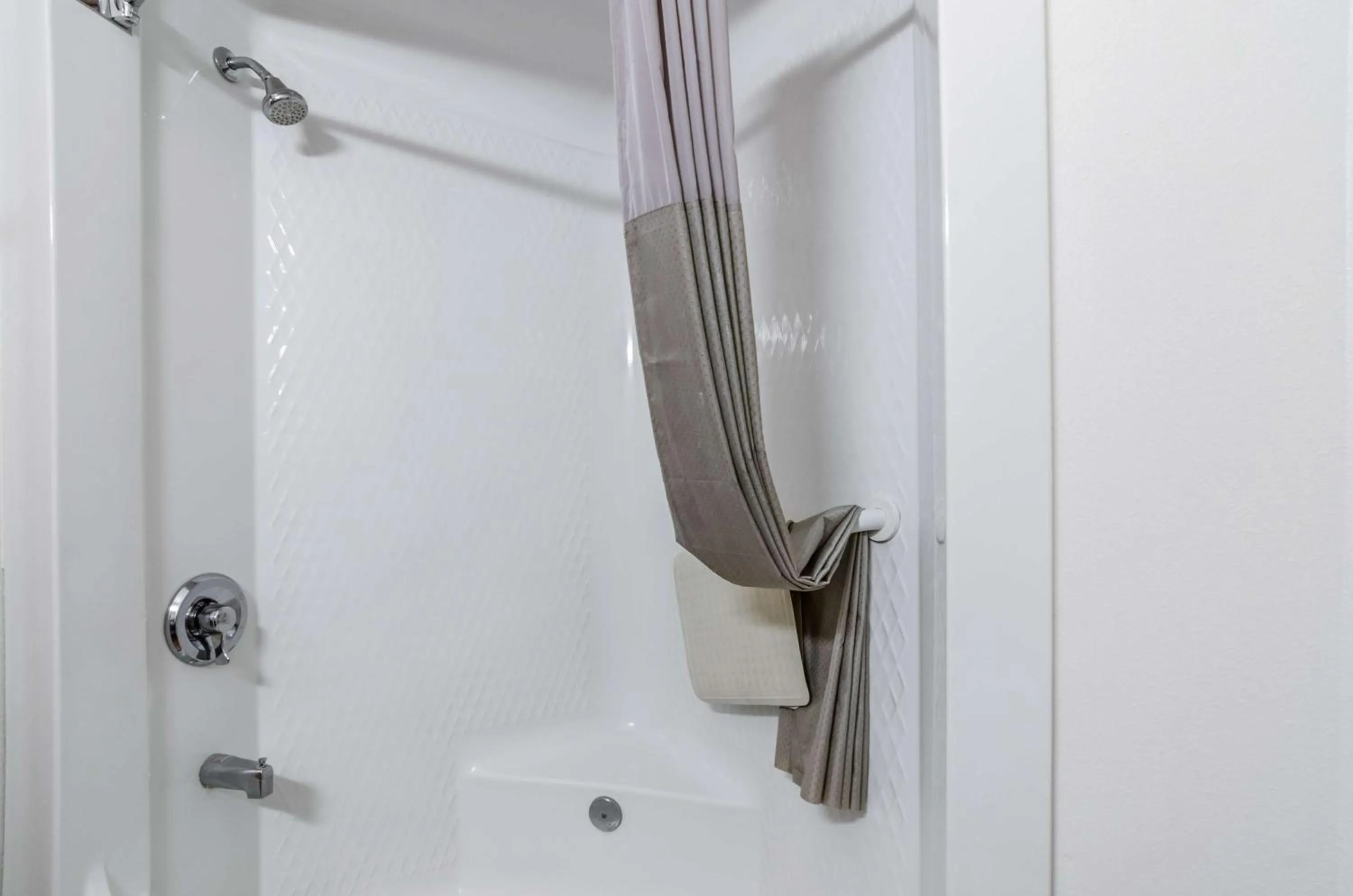 Photo of the whole room in Motel 6-Kearney, NE