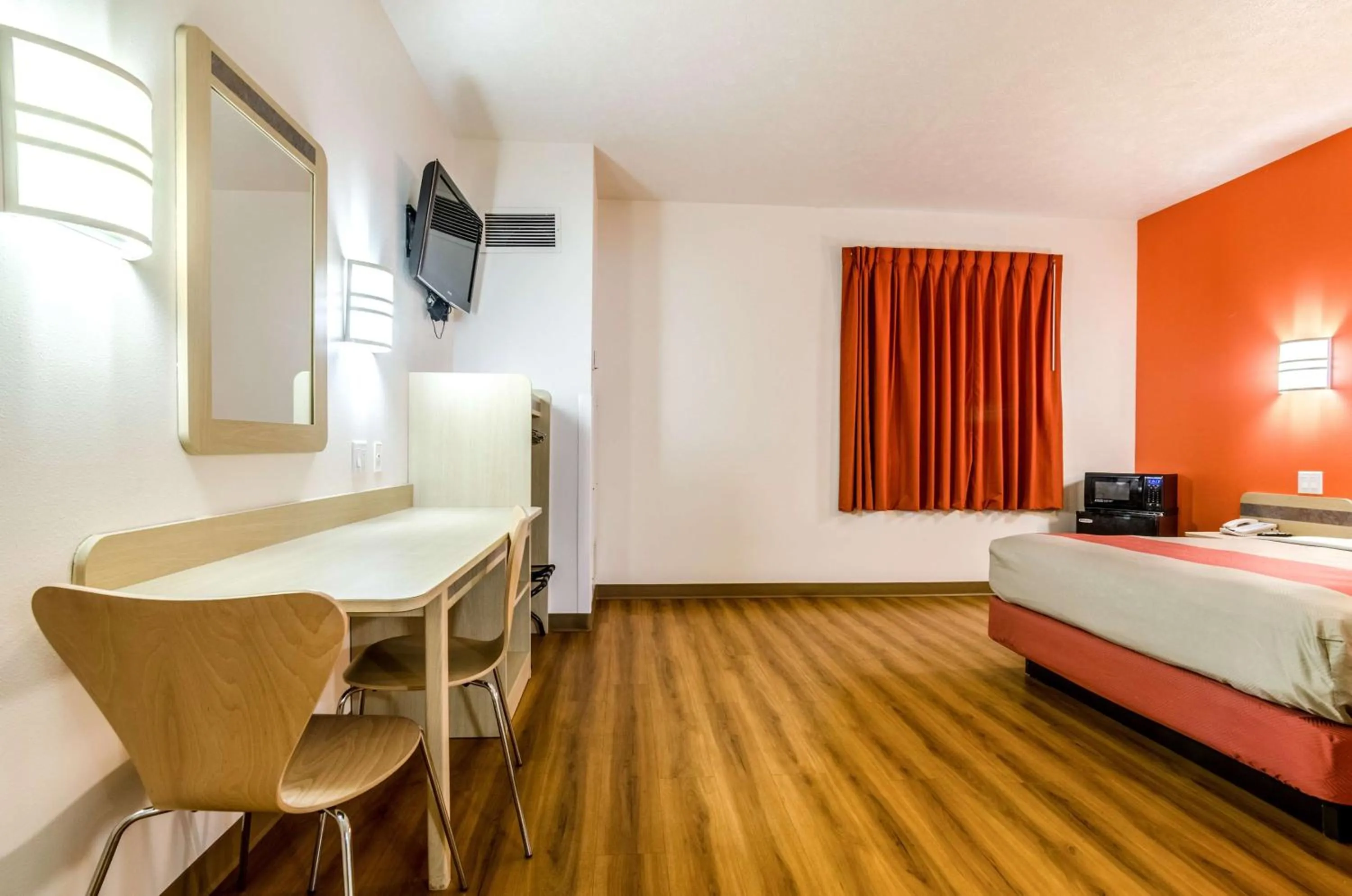 Photo of the whole room, Bed in Motel 6-Kearney, NE