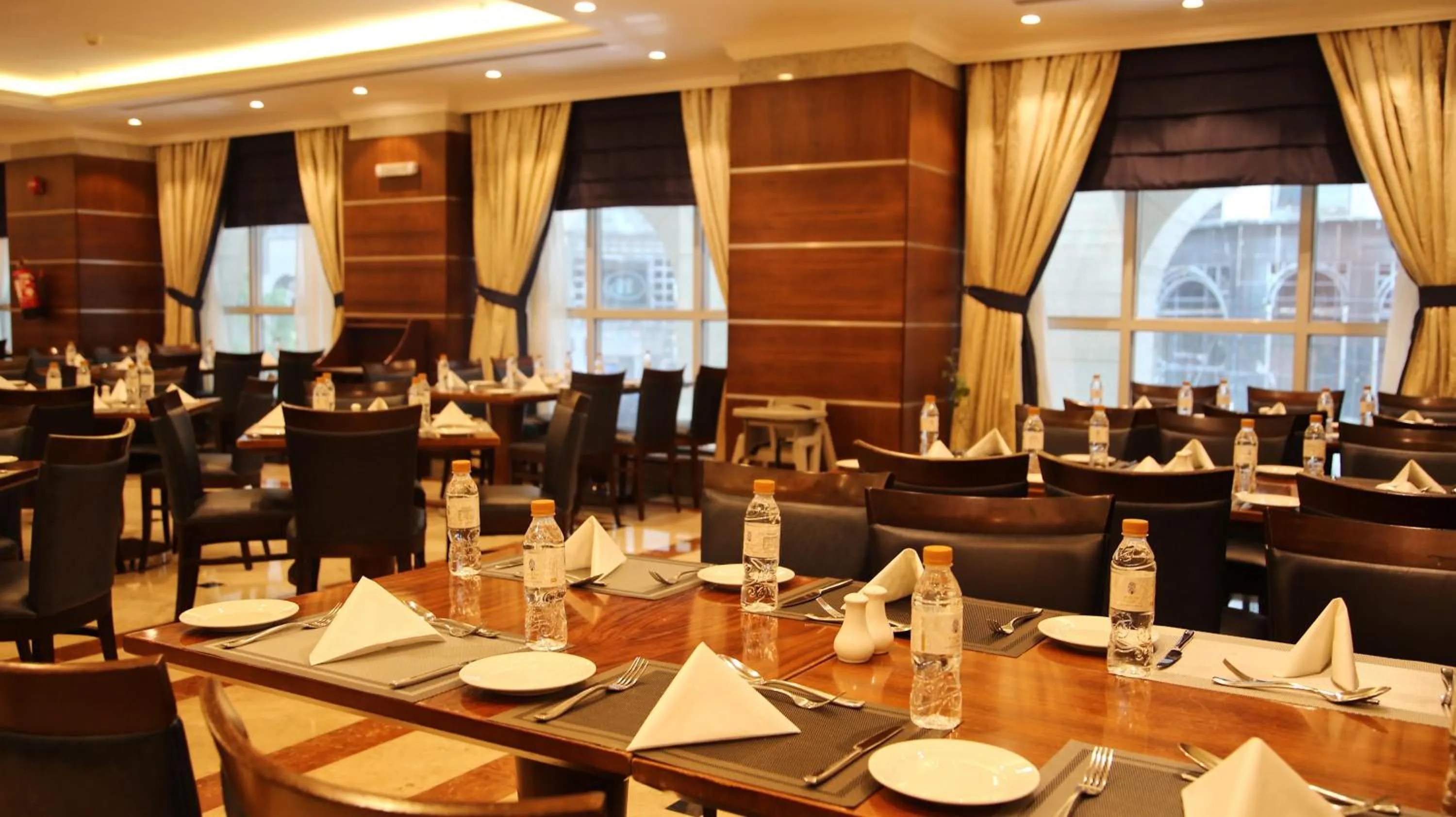 Restaurant/places to eat in Nozol Royal Inn Hotel